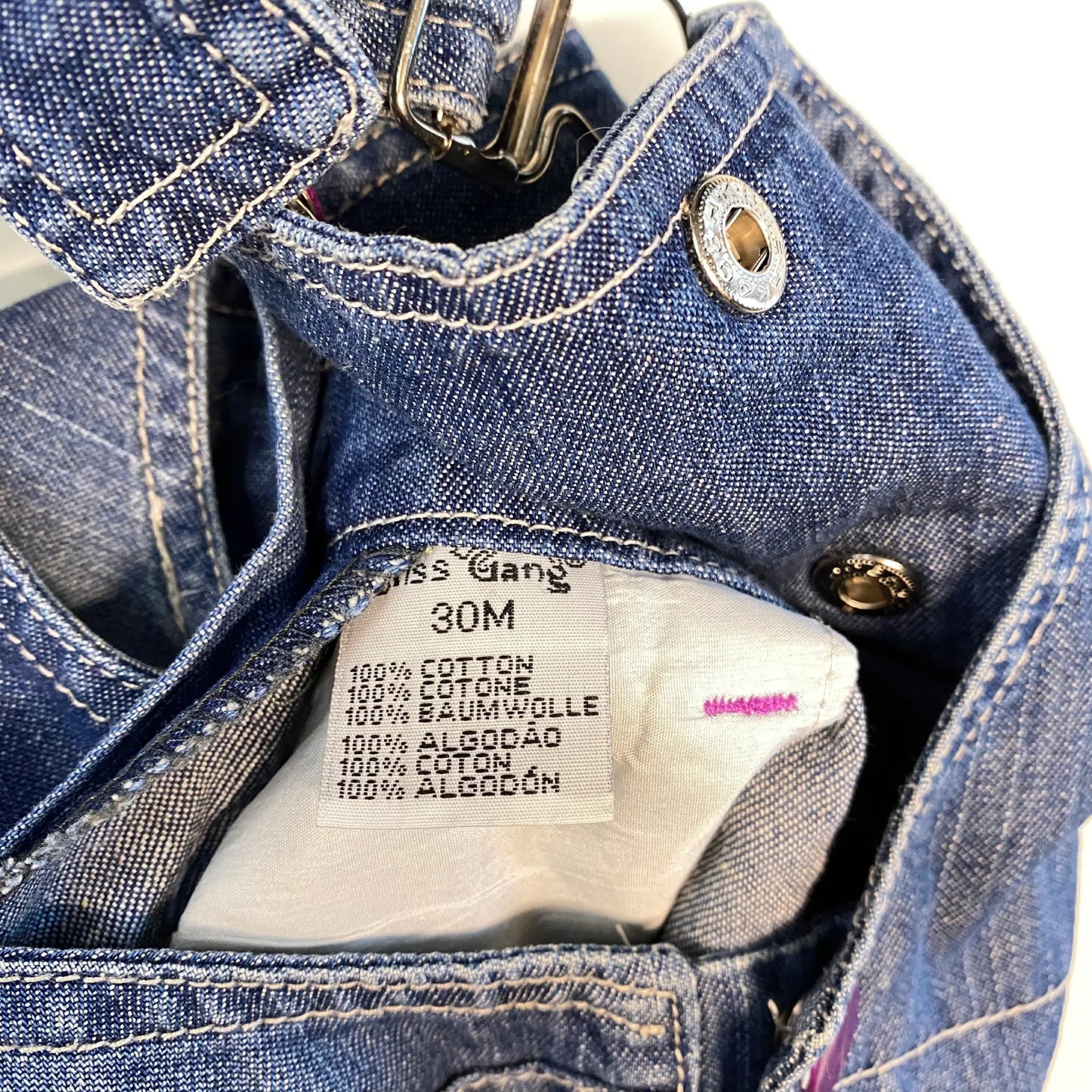 Salopette in jeans con balze floreali – 30 mesi