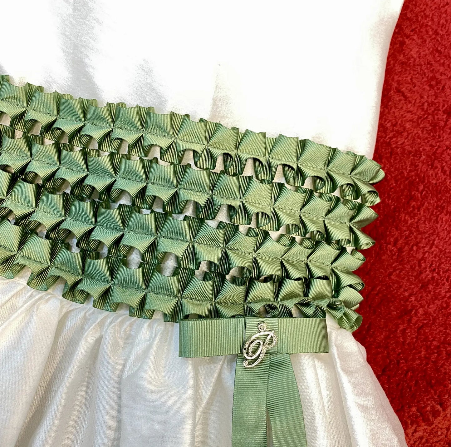 Abito damina bianco e verde con rouches