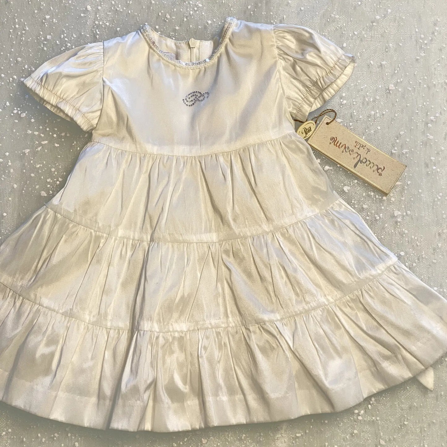 Abito elegante bianco con maniche a sbuffo