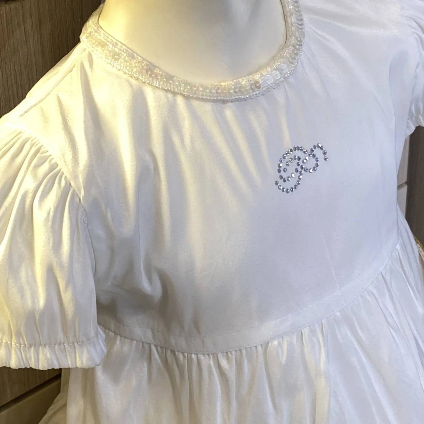 Abito elegante bianco per neonata effetto seta