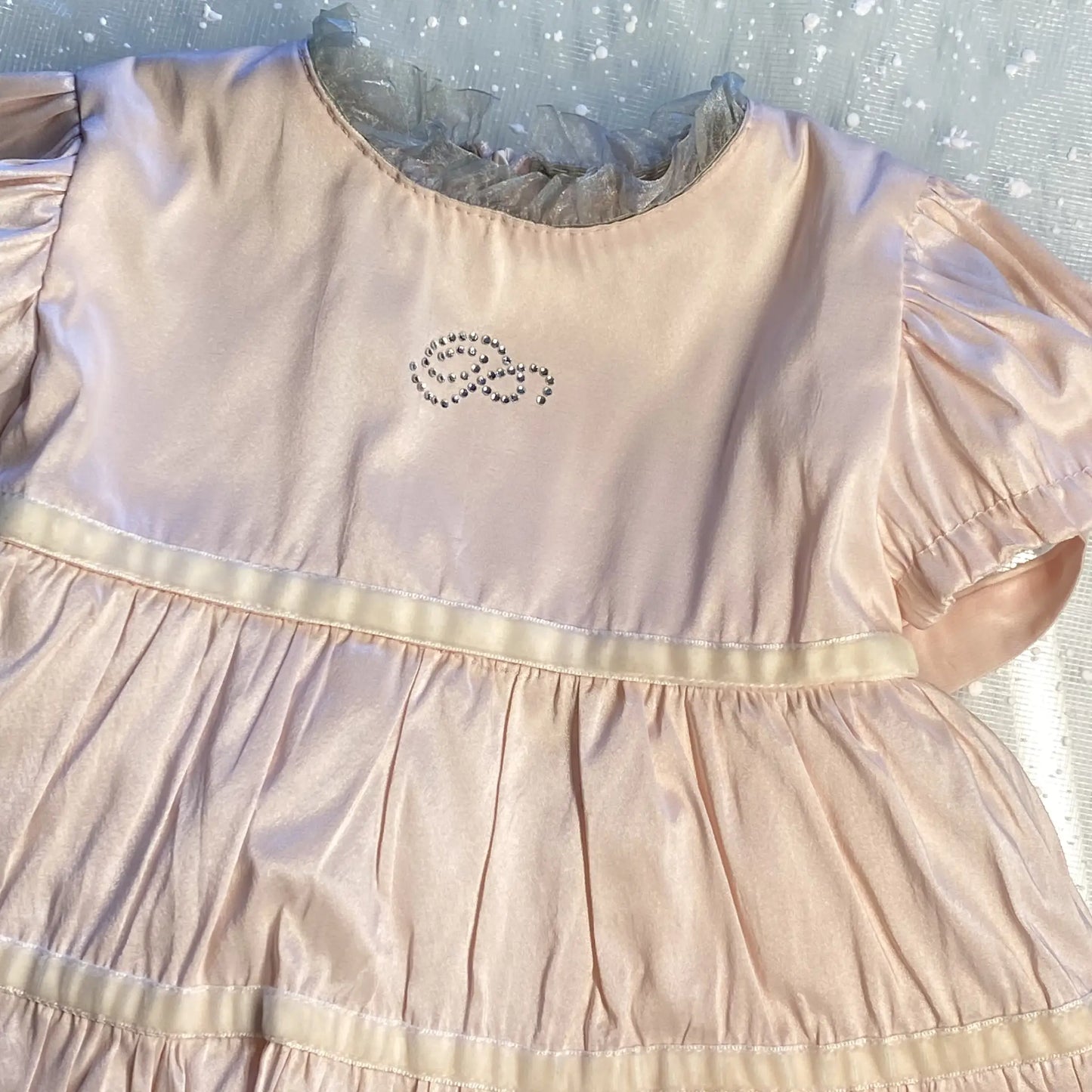Abito elegante rosa effetto seta, tessuto laminato
