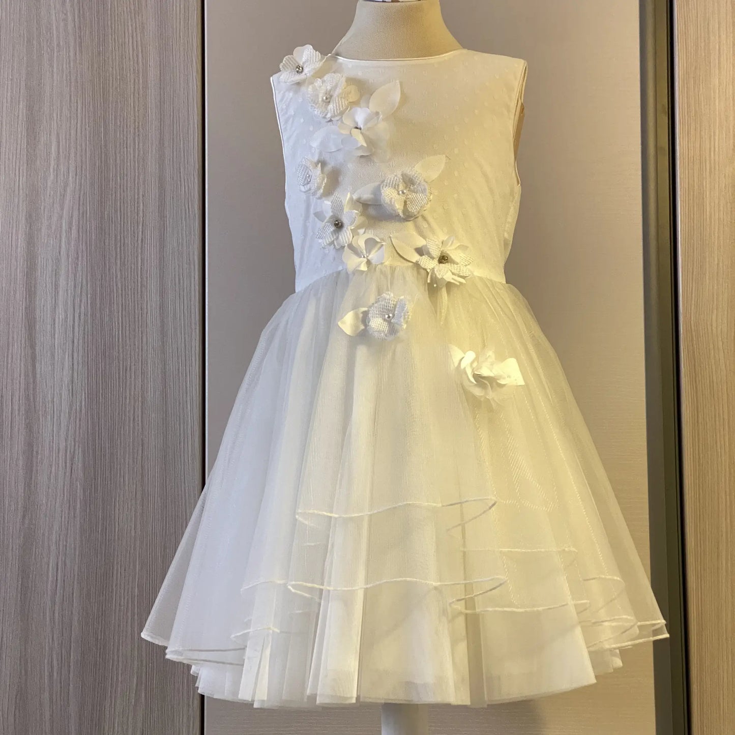 Abito matrimonio per damigella in tulle e fiori di colore bianco