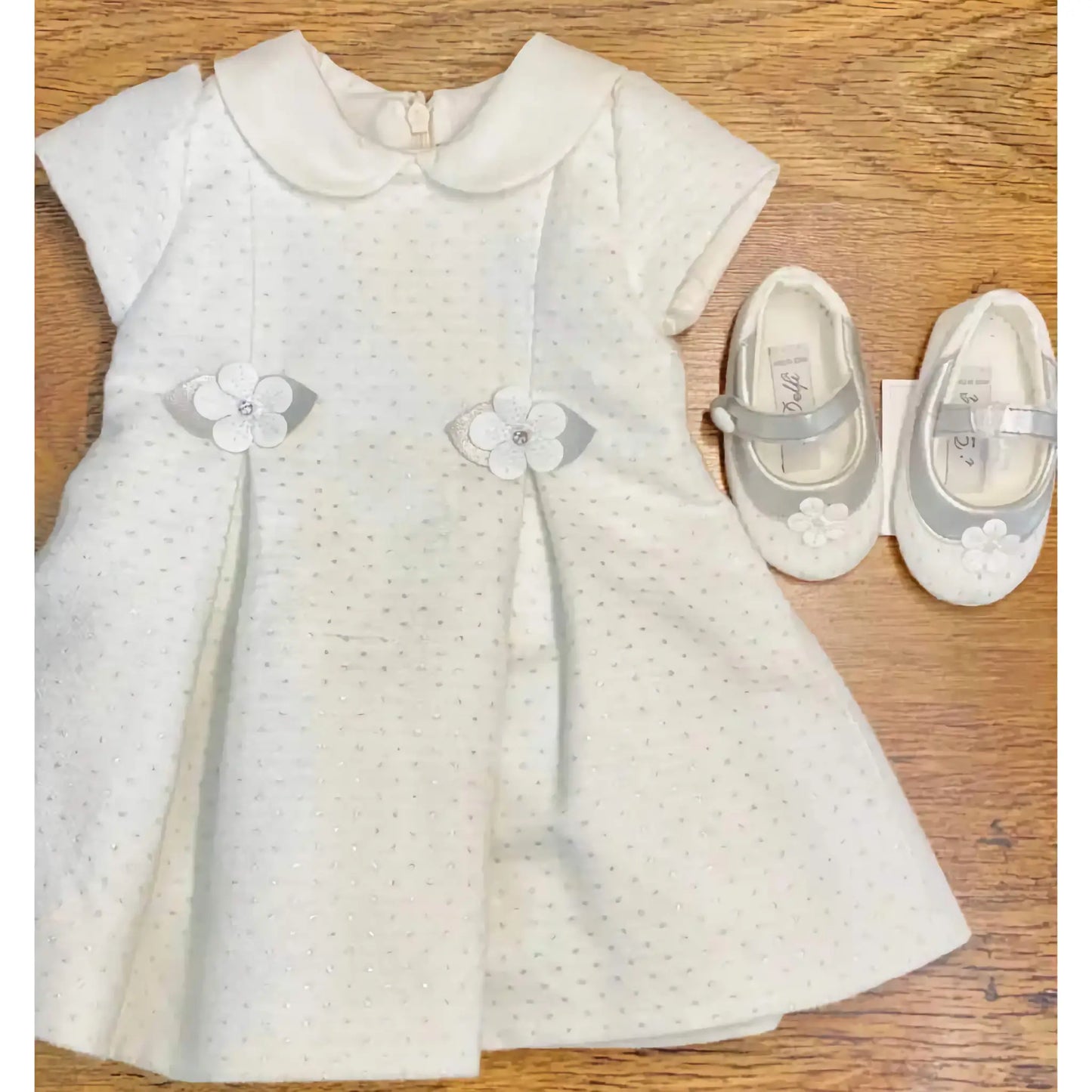 Abito e scarpine per battesimo di colore bianco