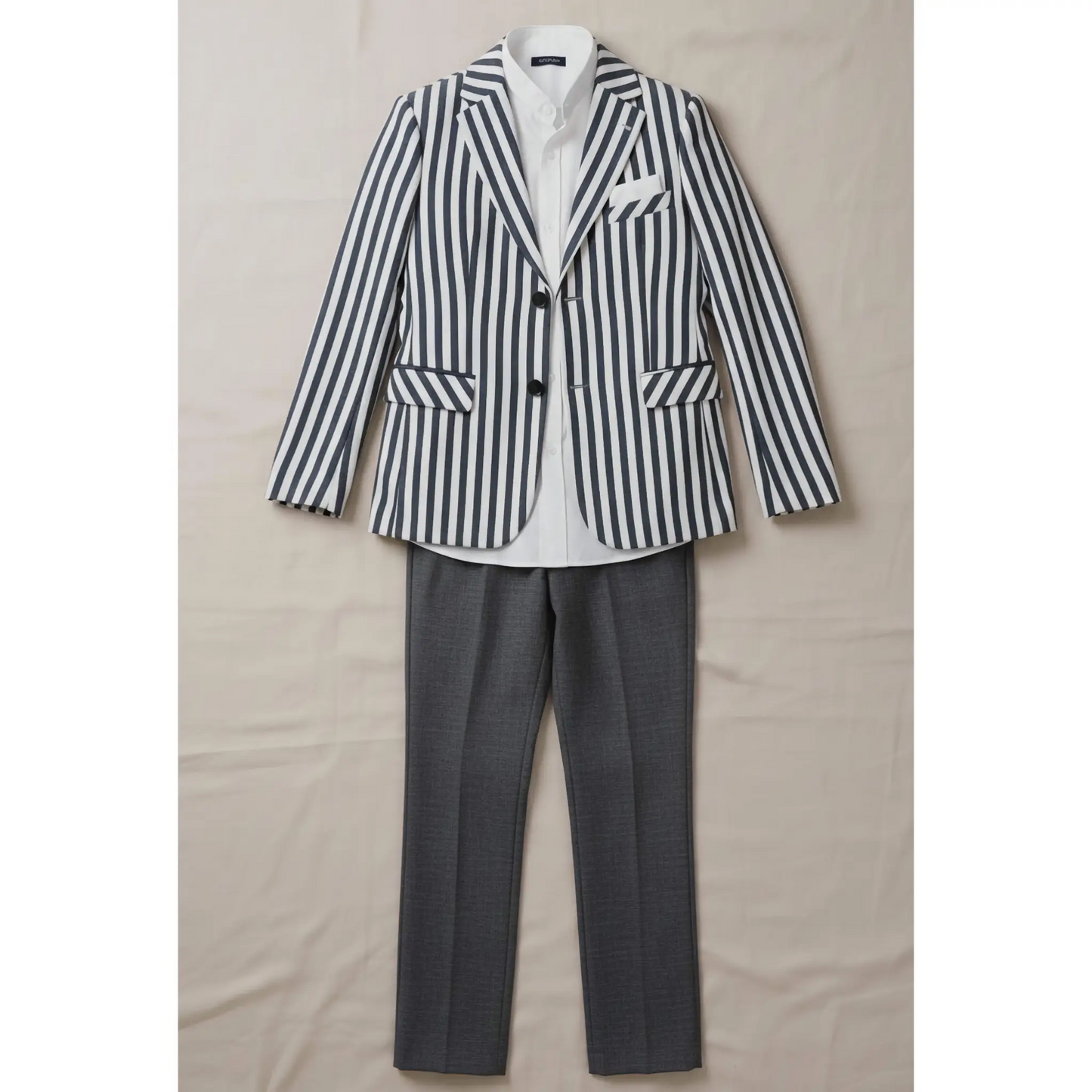 Completo con giacca a righe, camicia e pantaloni eleganti per ragazzo scontato