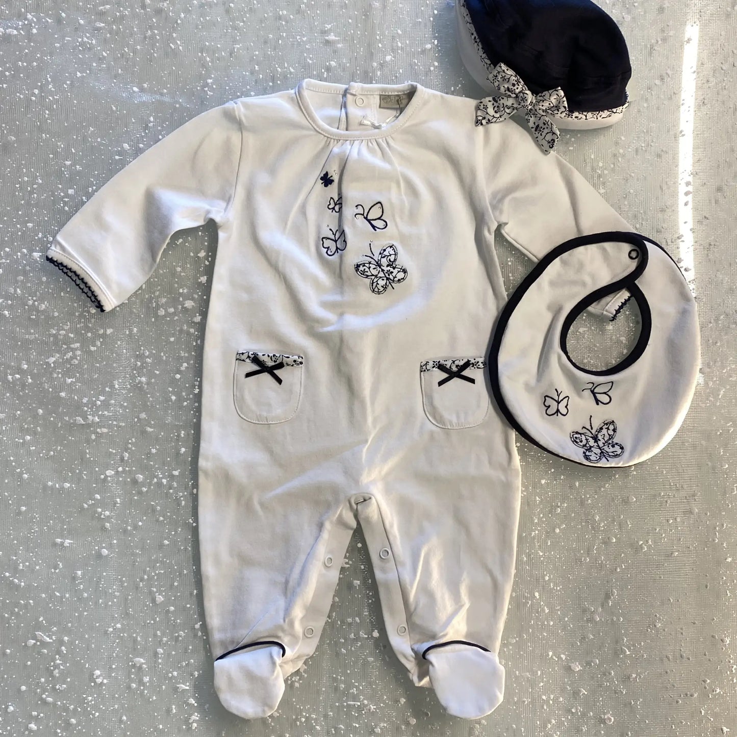 Coordinato tutina con cappellino e bavetta per neonata mesi