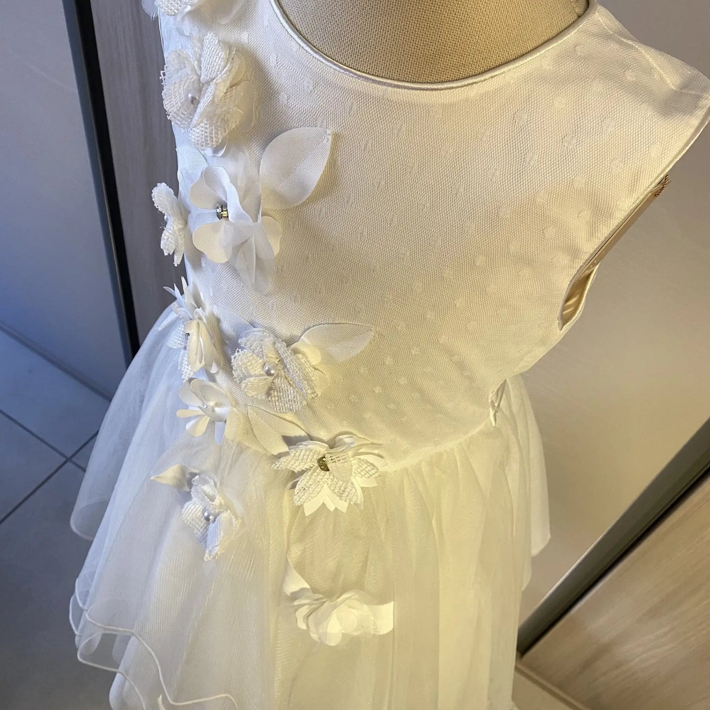 Damigella in tulle con applicazione fiore e lavorazione tessuto