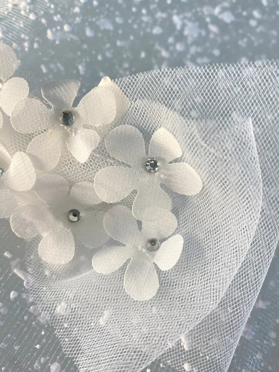 Fermaglio con fiori applicati per cerimonia bambina