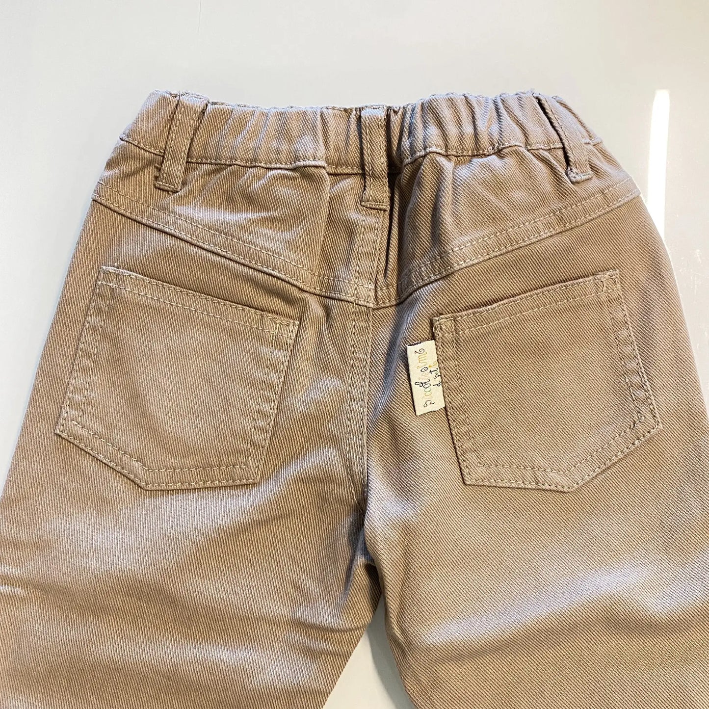 Pantalone tipo jeans beige per neonato con elastico