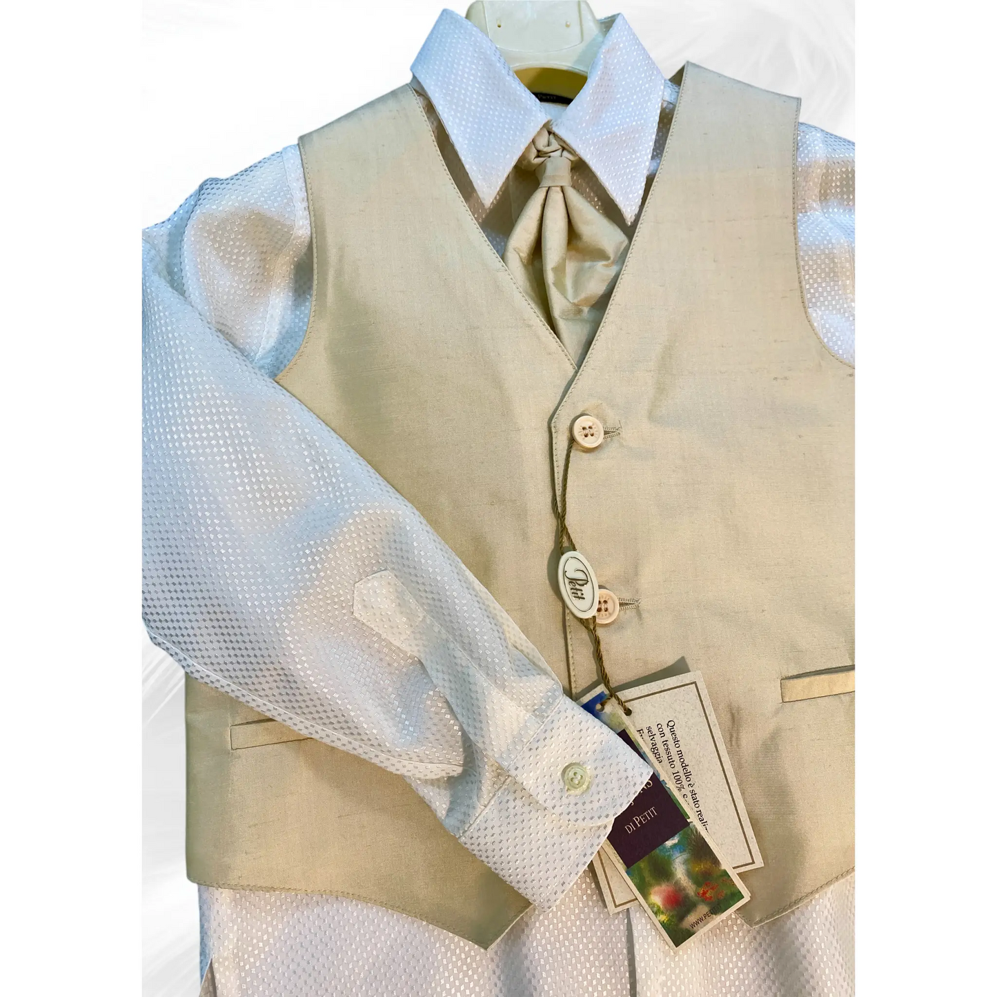 Paggetto in seta color oro e camicia in cotone bianca