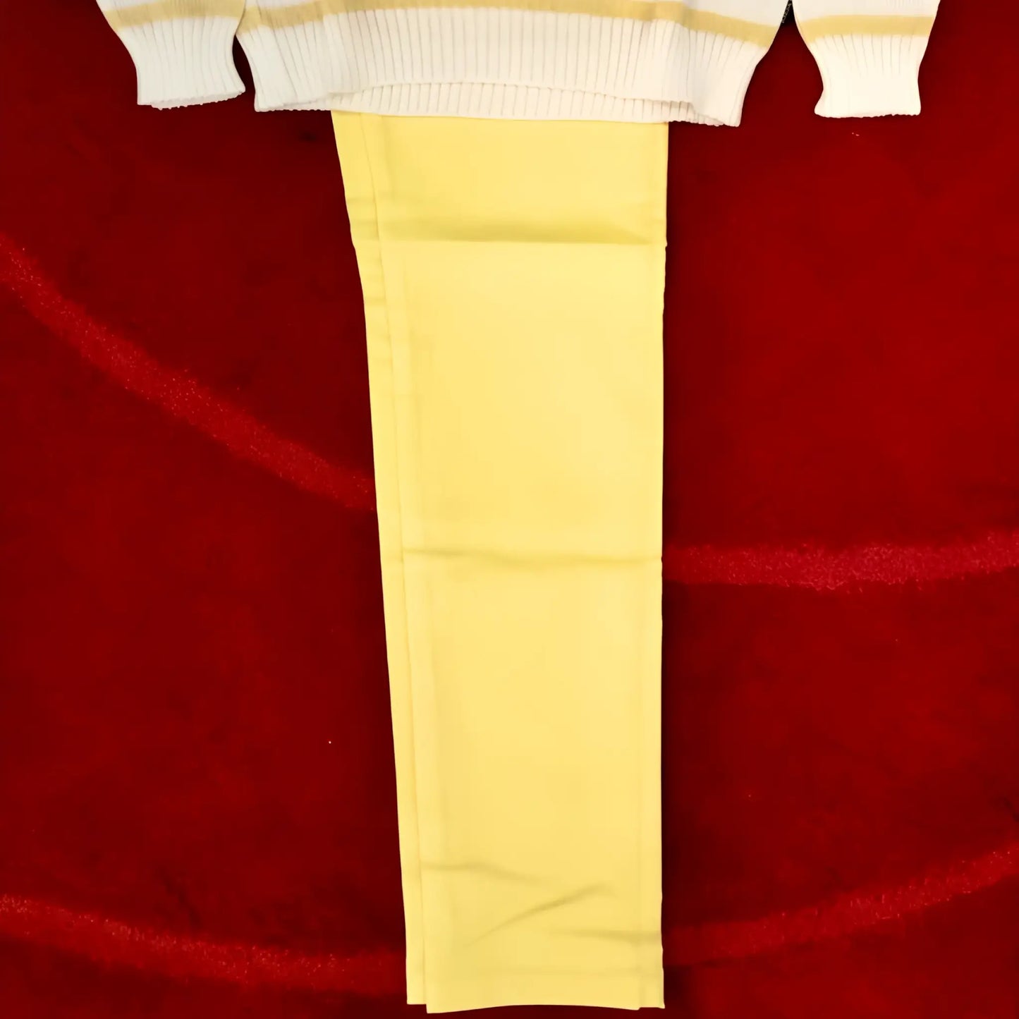 Pantaloni gialli e maglia in cotone per bambino