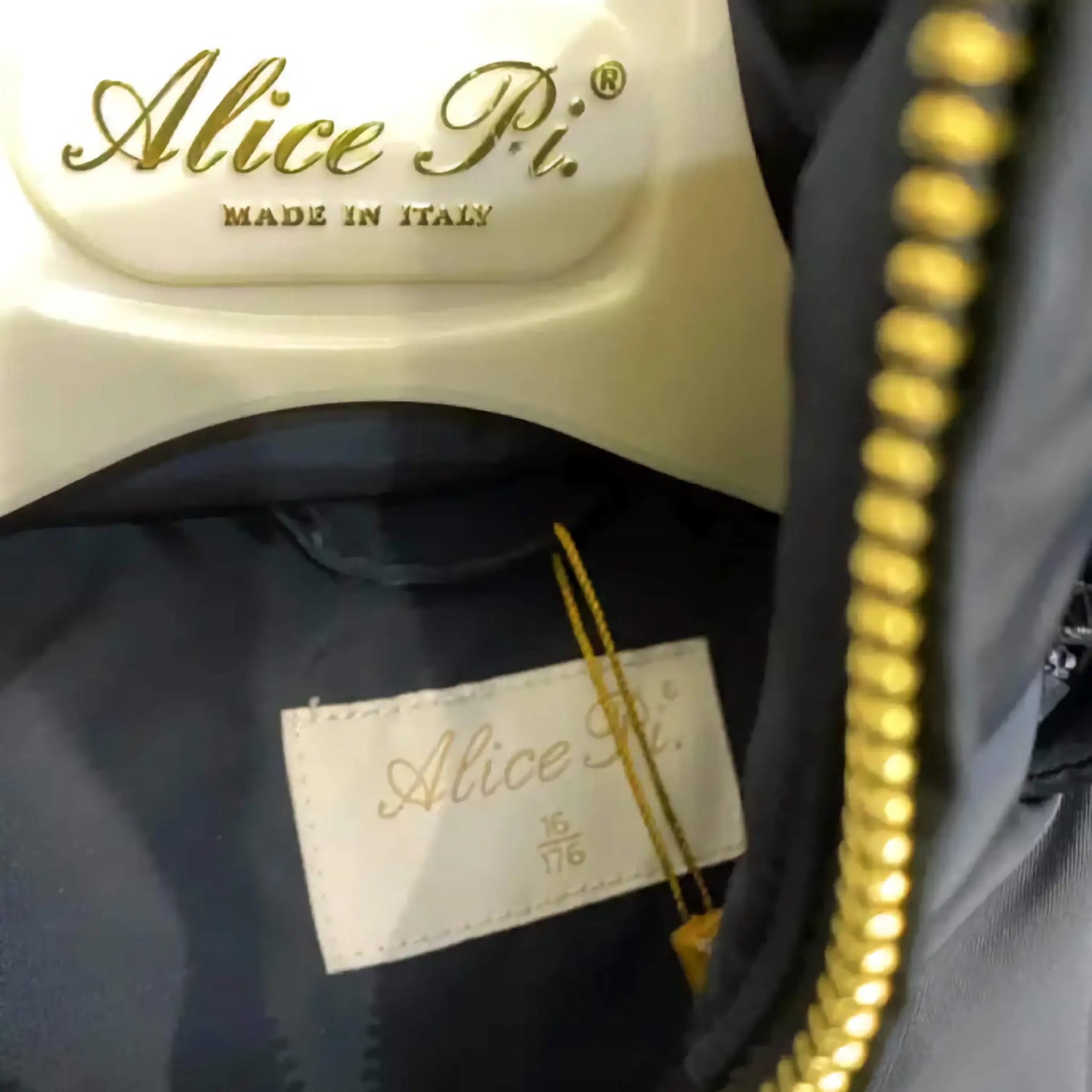 Piumino elegante con fiocco e pelliccia