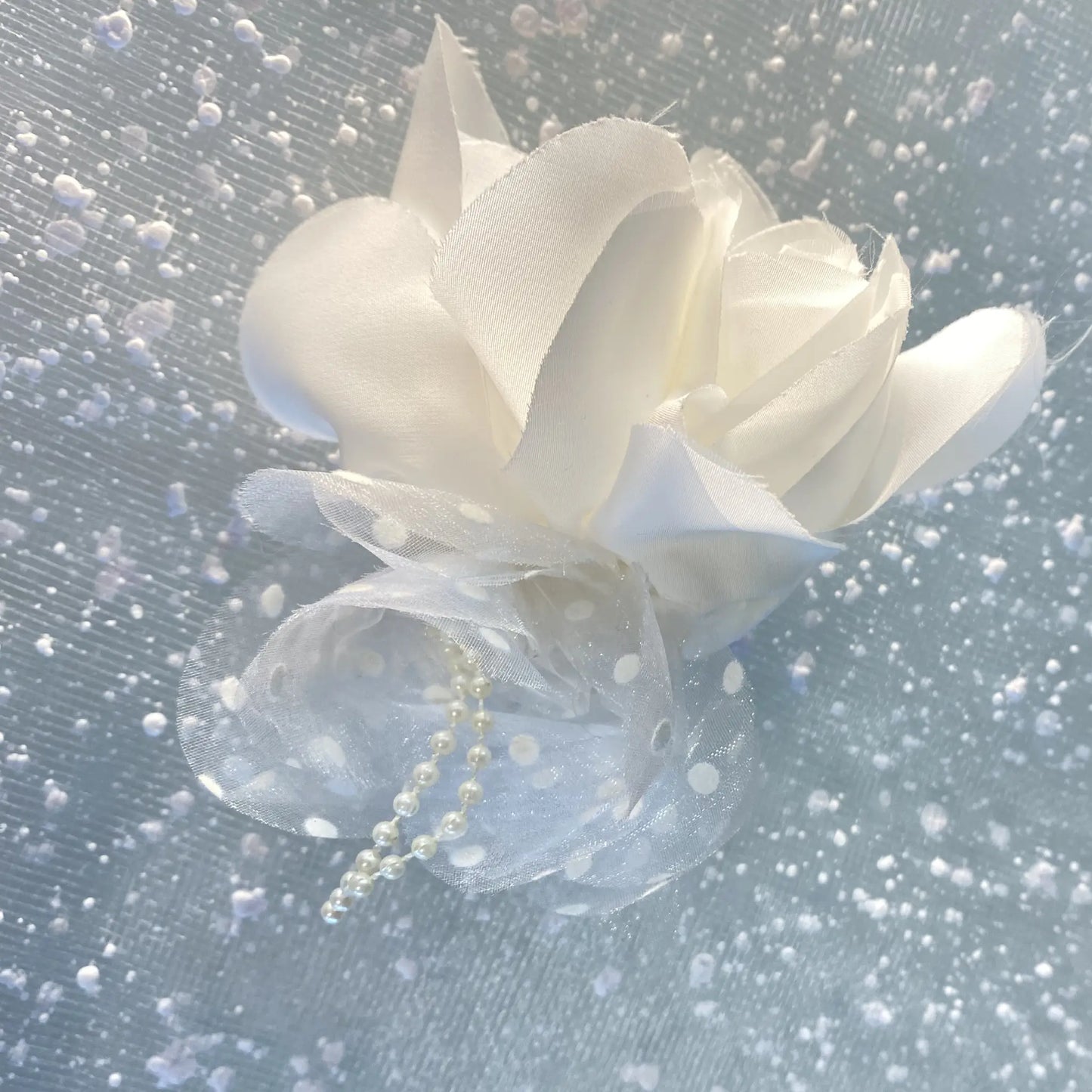 Spilla Fiore e rosa decorativo per abito da comunione