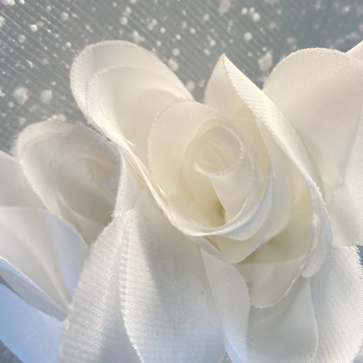 Fiore bocciolo di rosa decorativo per abito da comunione