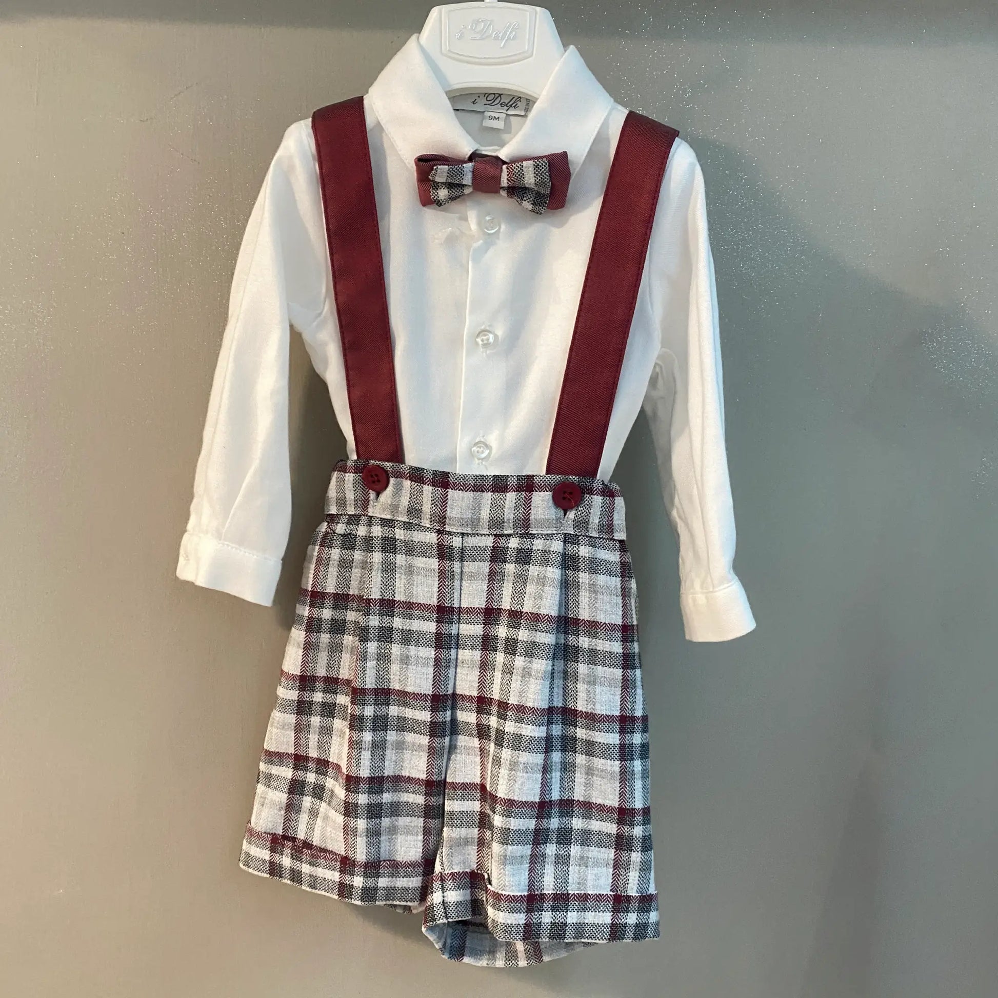 Completo elegante neonato bianco e bordeaux con quadri, versione con bretelle e bermuda, camicia e papillon in offerta.