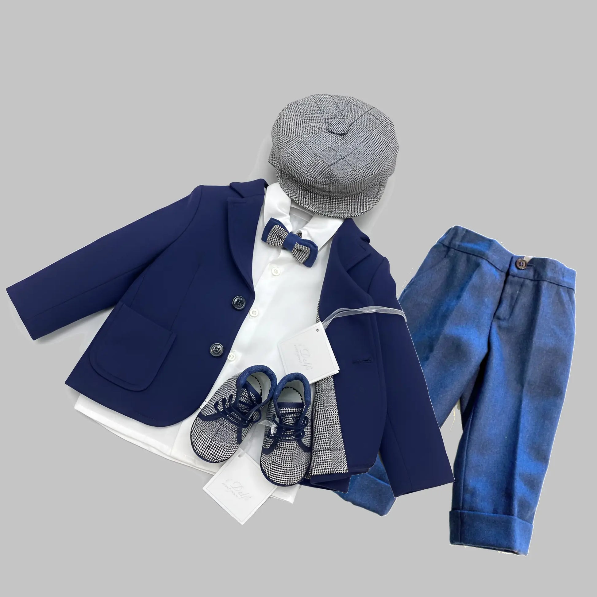 Completo elegante neonato 9-12 mesi lo stile firmato I Delfi composto da giacca blu navy, camicia bianca e pantalone azzurro. In offerta