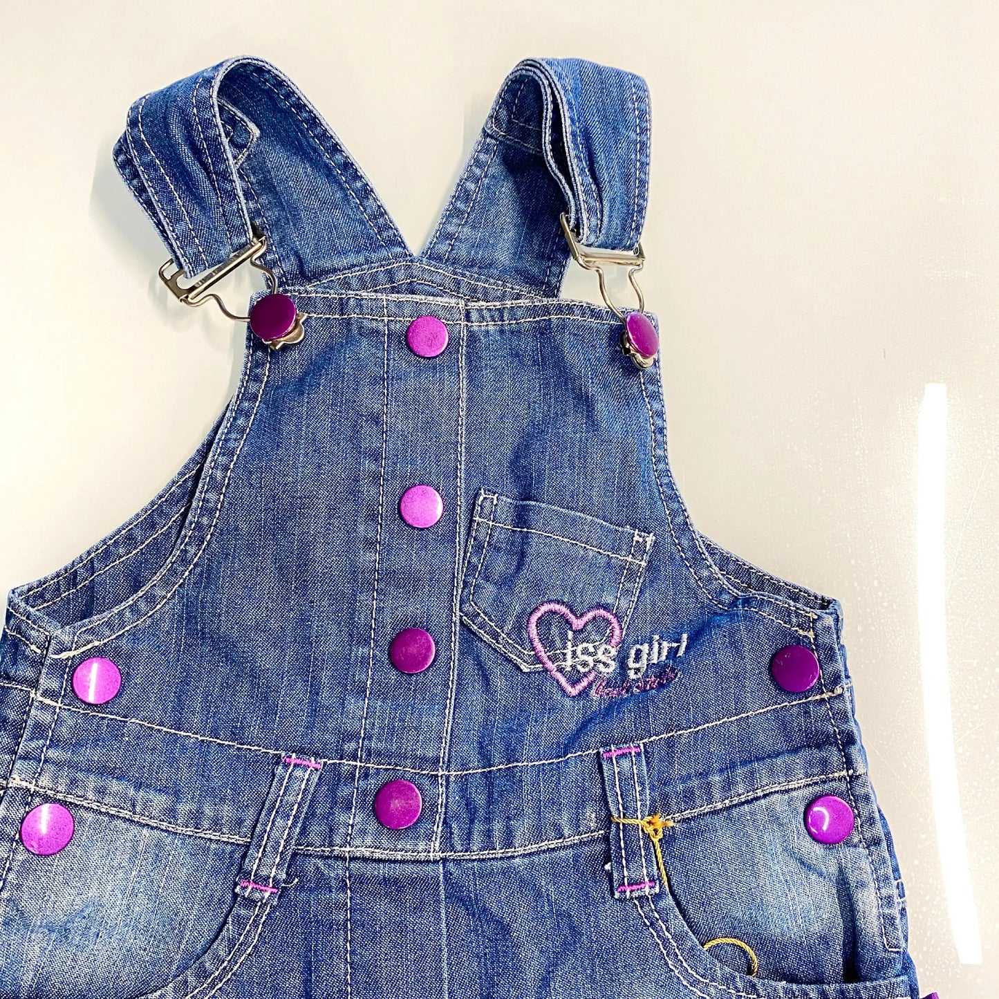 Salopette in jeans con balze floreali – 30 mesi