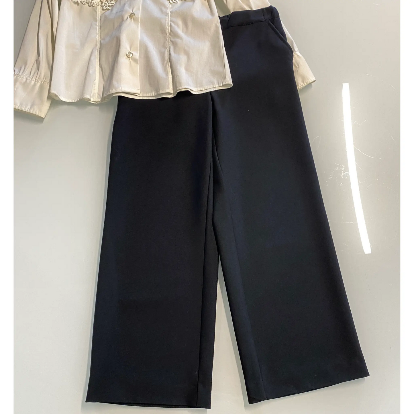 Completo elegante bambina con camicia ricamata e pantaloni