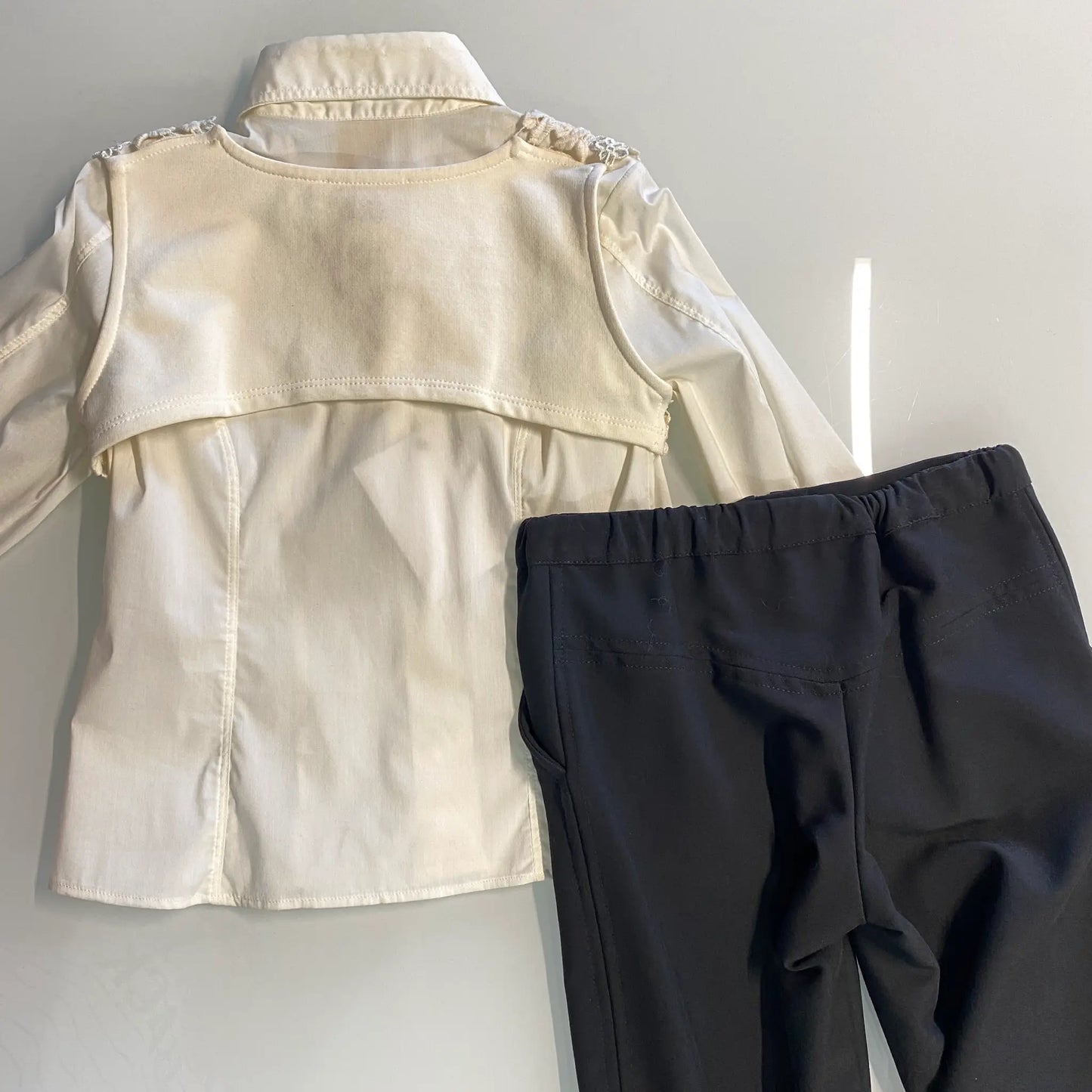 Completo elegante bambina con camicia ricamata e pantaloni