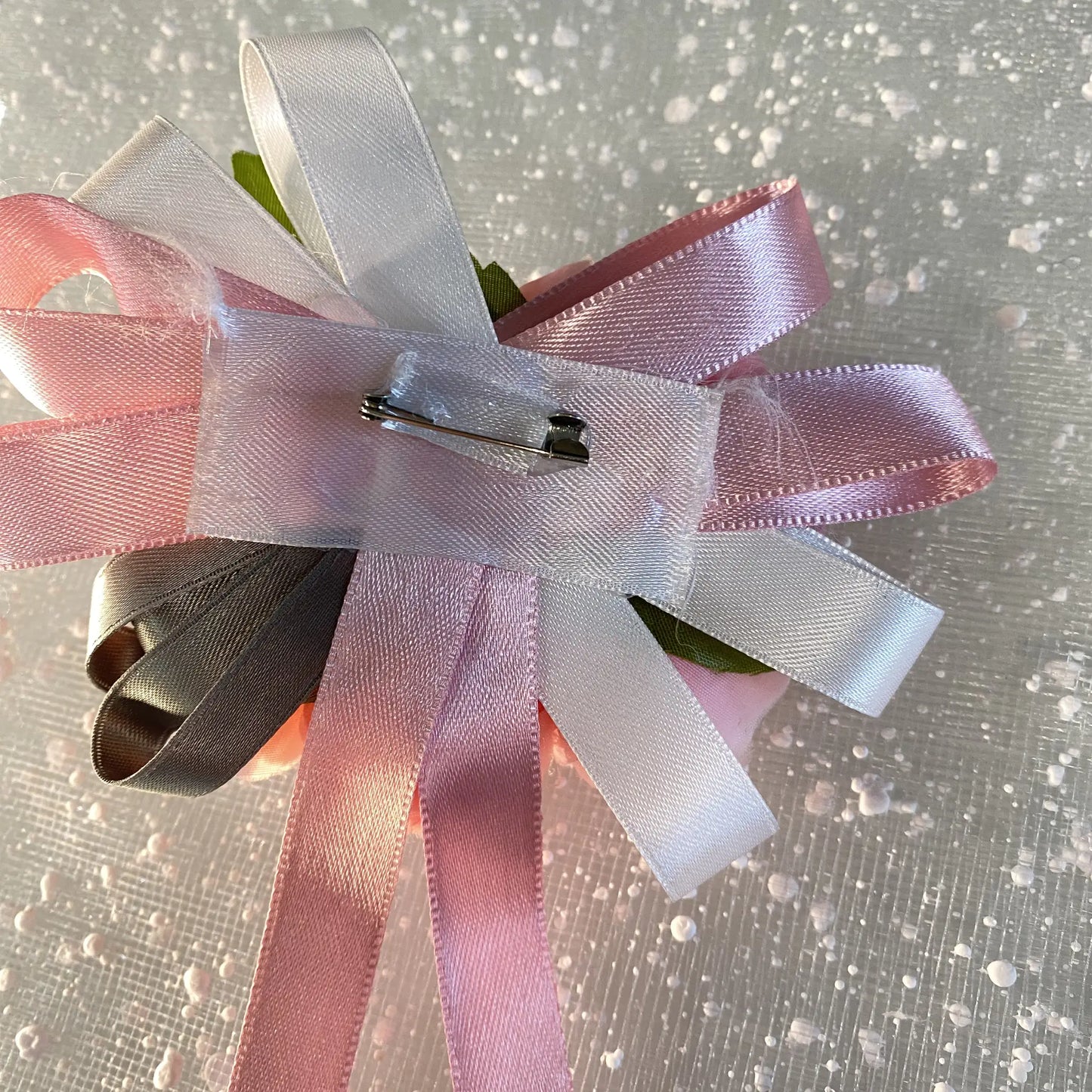 Spilla bouquet rosa per abiti da cerimonia bambina