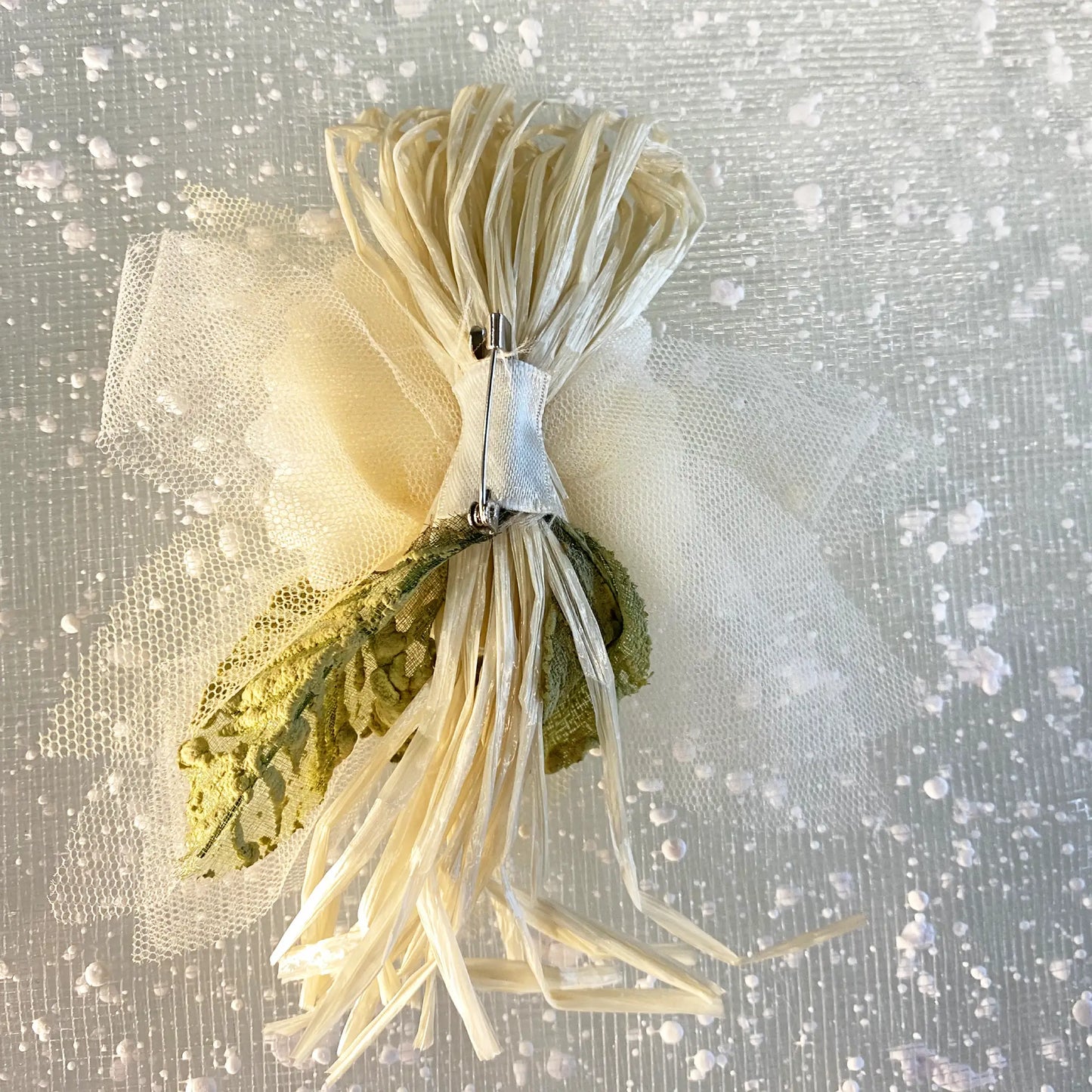 Spilla fiori di paglia per bambina