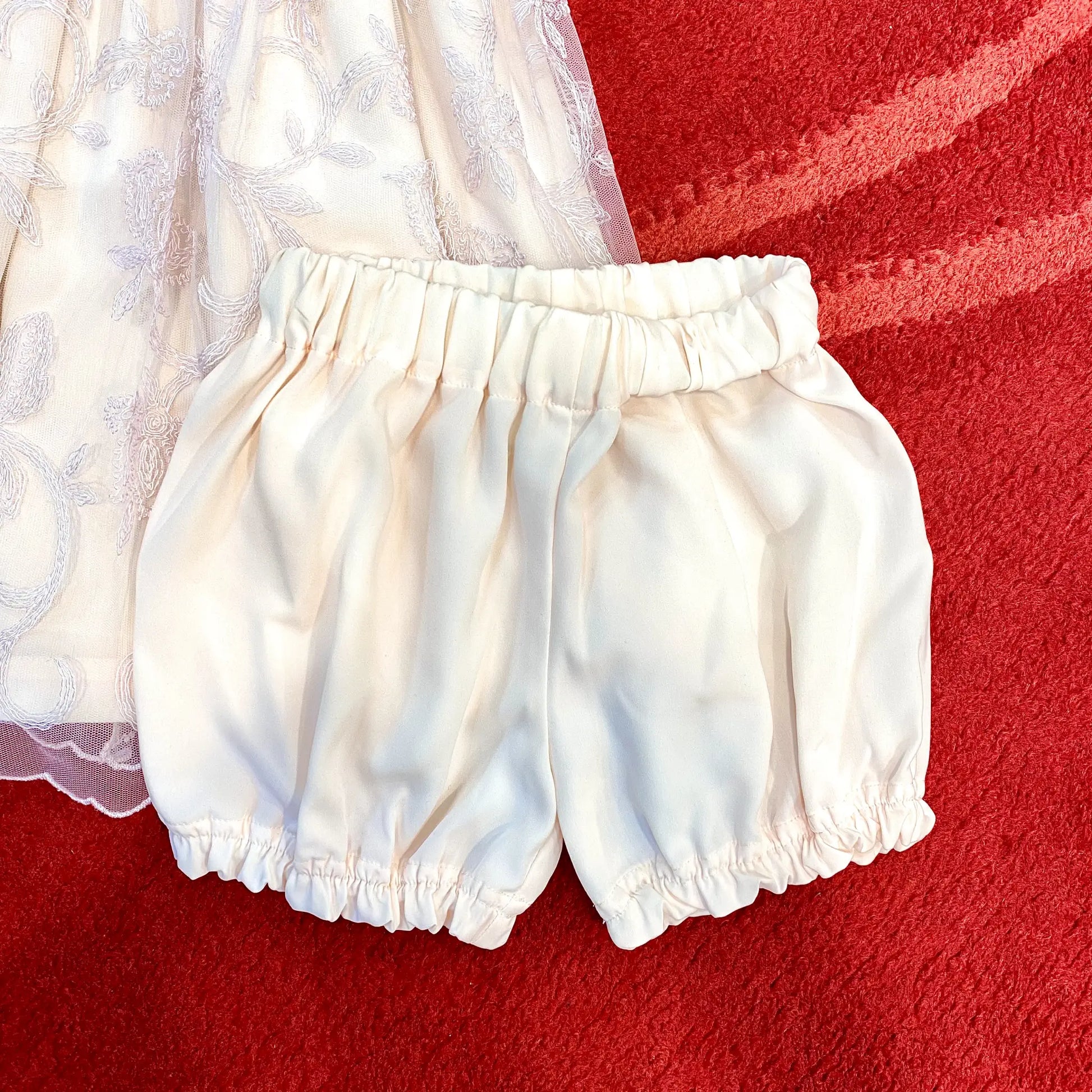 Abito da battesimo romantico per bambina con coulotte copripannolino abbinato