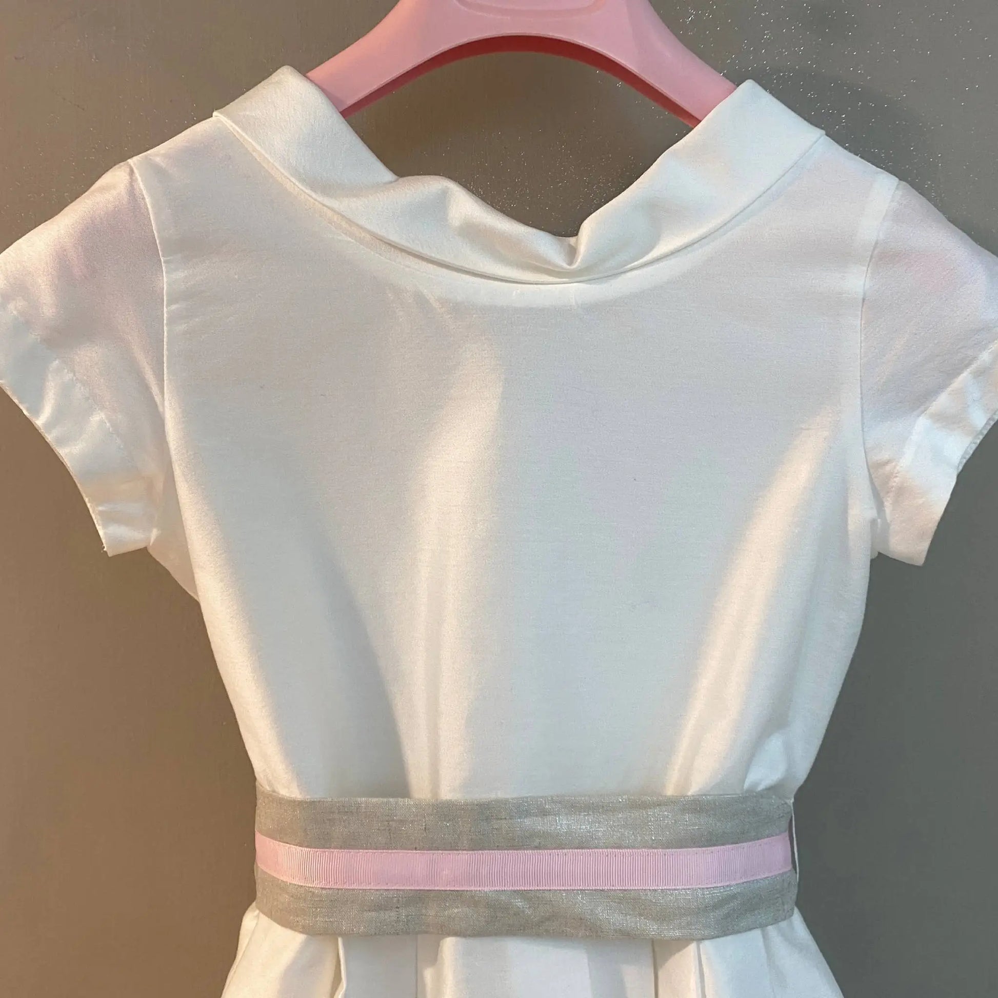 Abito bianco per cerimonia in cotone con cintura in lino