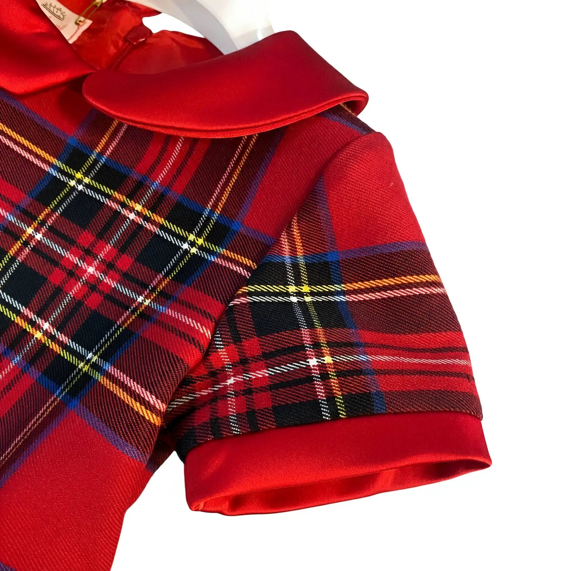 Dettaglio colletto e trama tartan abito elegante bambina.