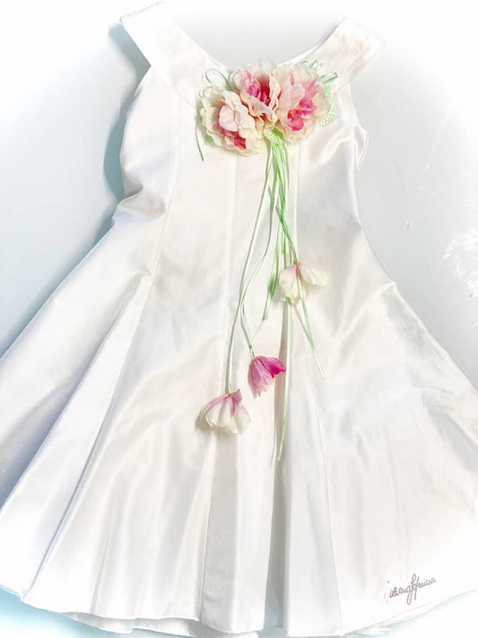 Abito damina a trapezio con spilla fiore maxi