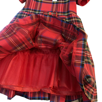 Dettaglio sottoveste in tulle rosso per volume abito bambina.