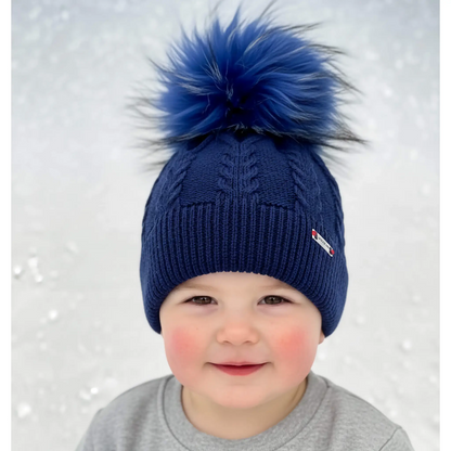 Berretto in lana blu con pom pon in vera pelliccia in Outlet