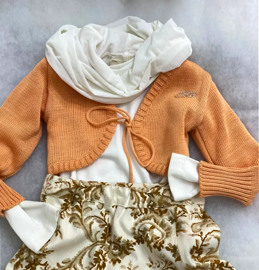 Bolero arancione indossato