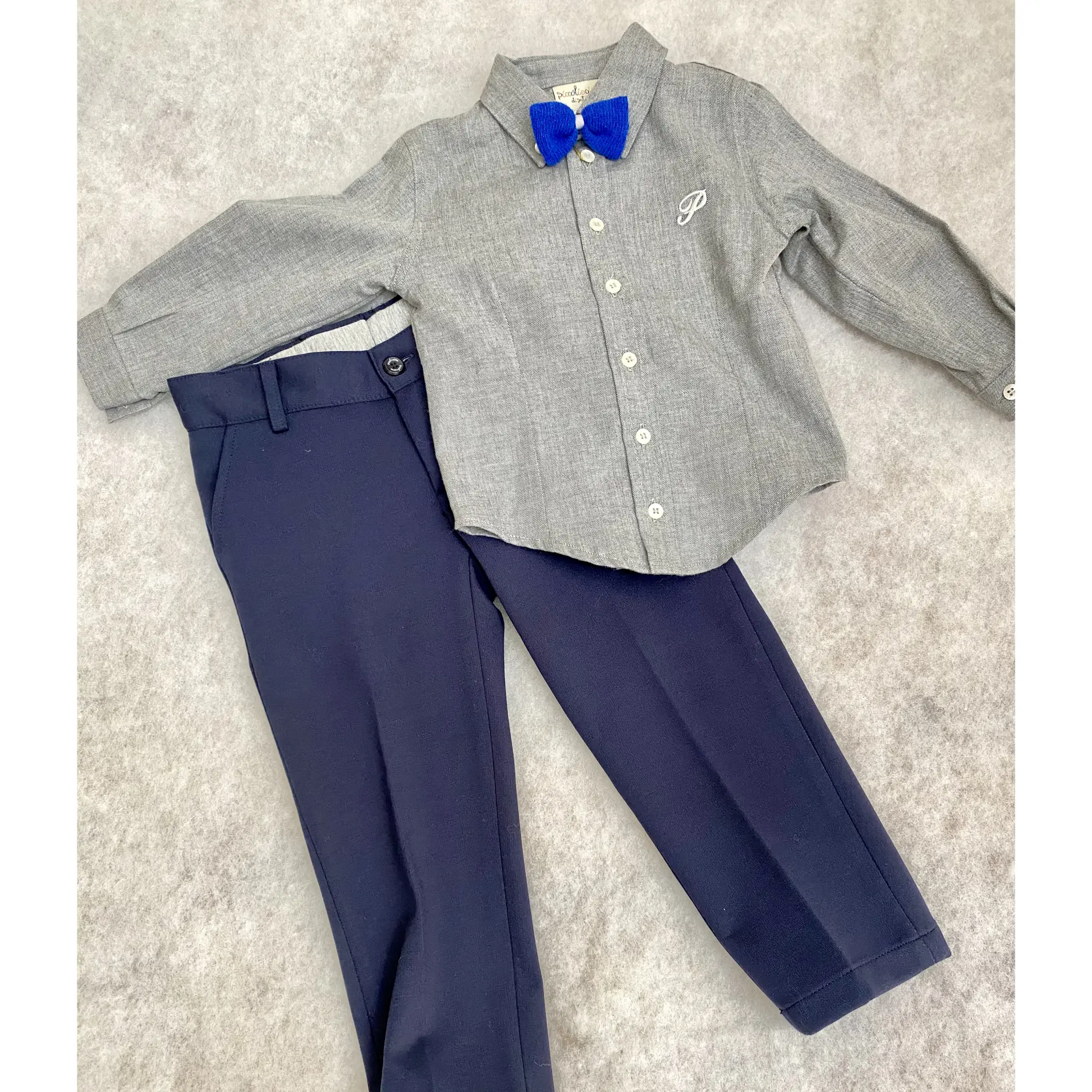 Camicia grigia per bambino in abbinamento casual chic elegante