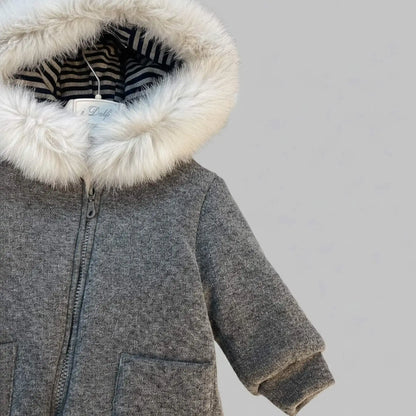 Cappottino in maglia per neonato con cappuccio in pelliccia bianca