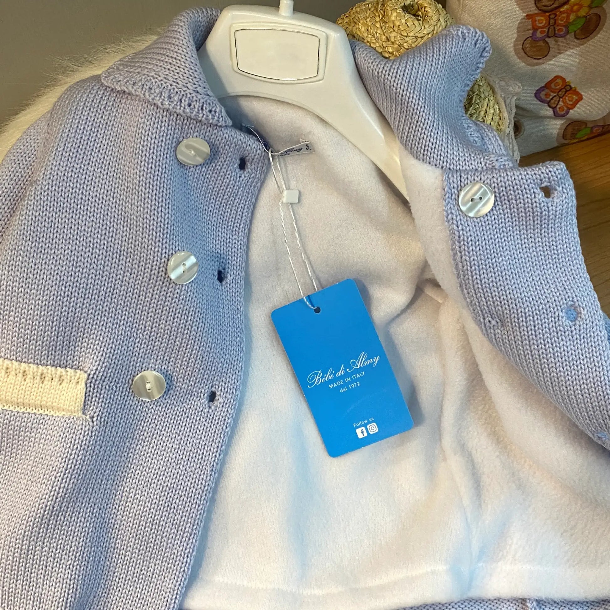 Dettaglio interno imbottito e soffice del cappottino neonato bianco e celeste