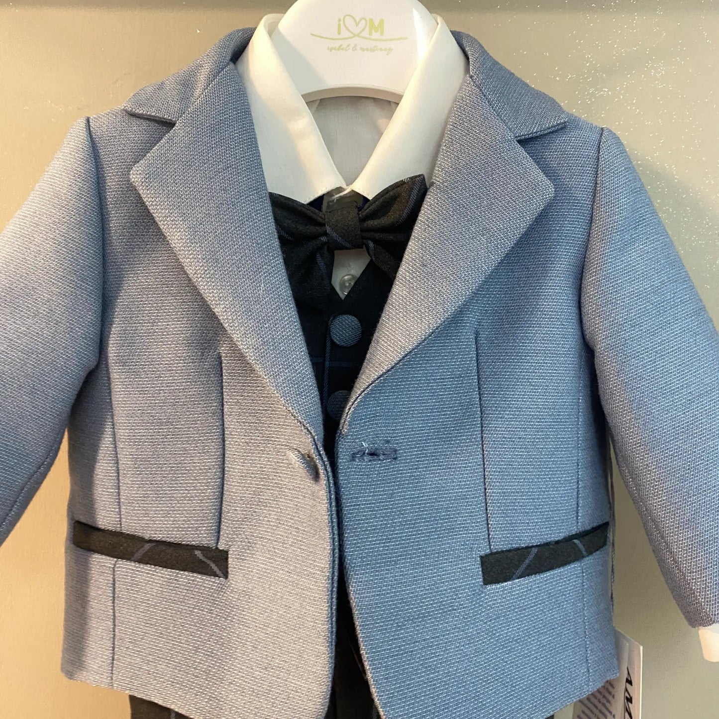 Cerimonia neonato azzurro e grigio in offerta: completo giacca, gilet, camicia. pantaloni e papillon