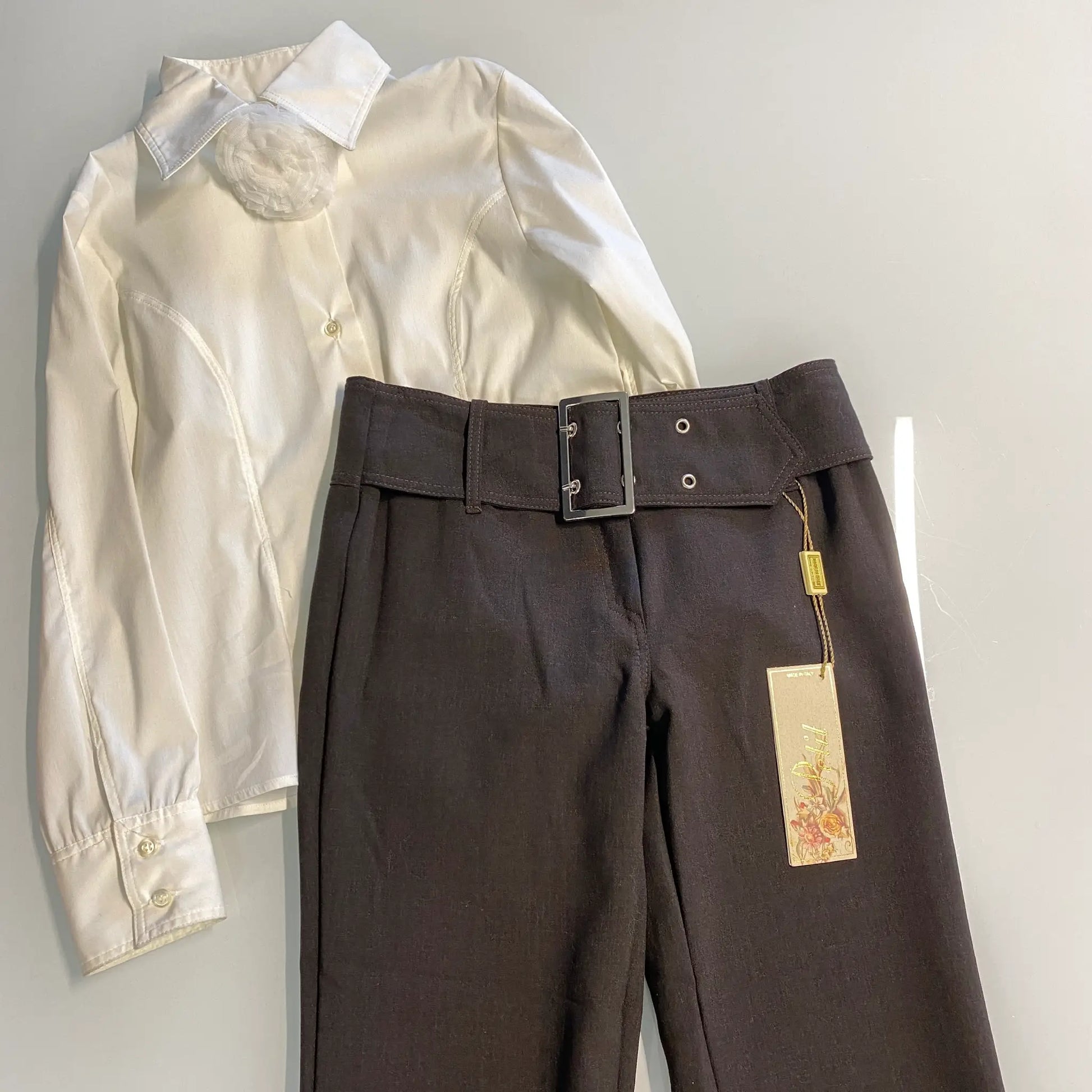 Completo 2 pezzi pantalone a zampa e camicia bianca