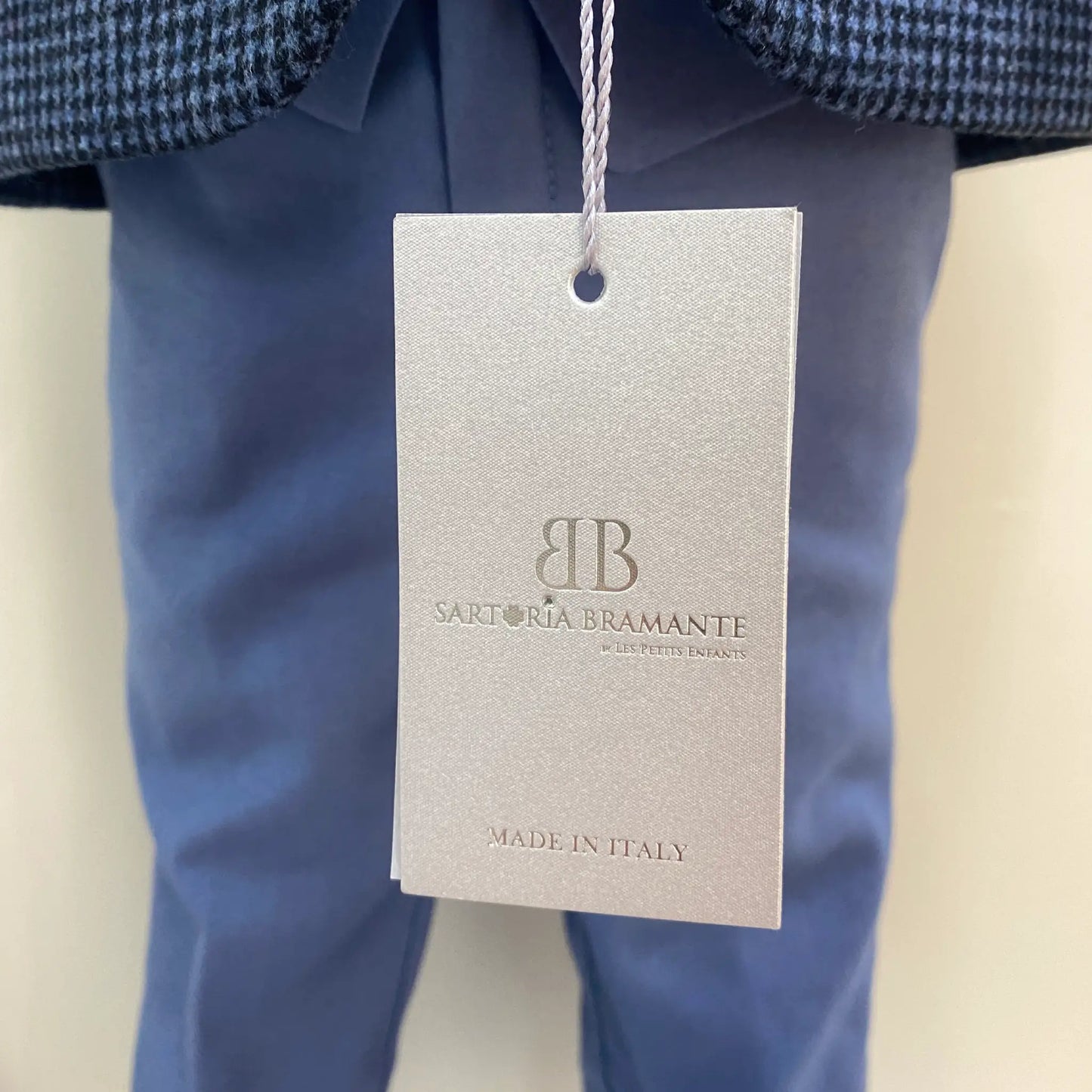 Dettaglio etichetta Sartoria Bramante Les Petits Enfants - Eccellenza Made in Italy.