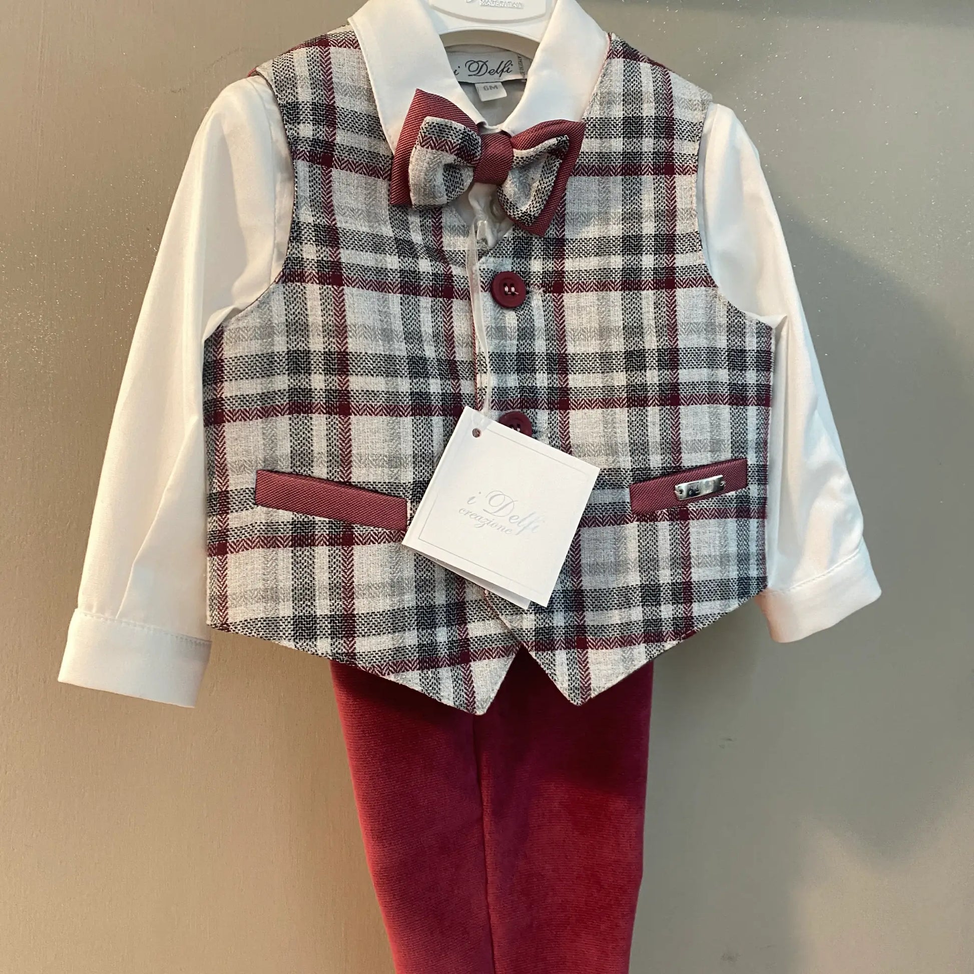Completo da Cerimonia con Pantalone Bordeaux, camicia, panciotto e papillon fantasia a quadri bianco e bordeaux scontato