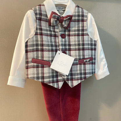 Completo da Cerimonia con Pantalone Bordeaux, camicia, panciotto e papillon fantasia a quadri bianco e bordeaux scontato