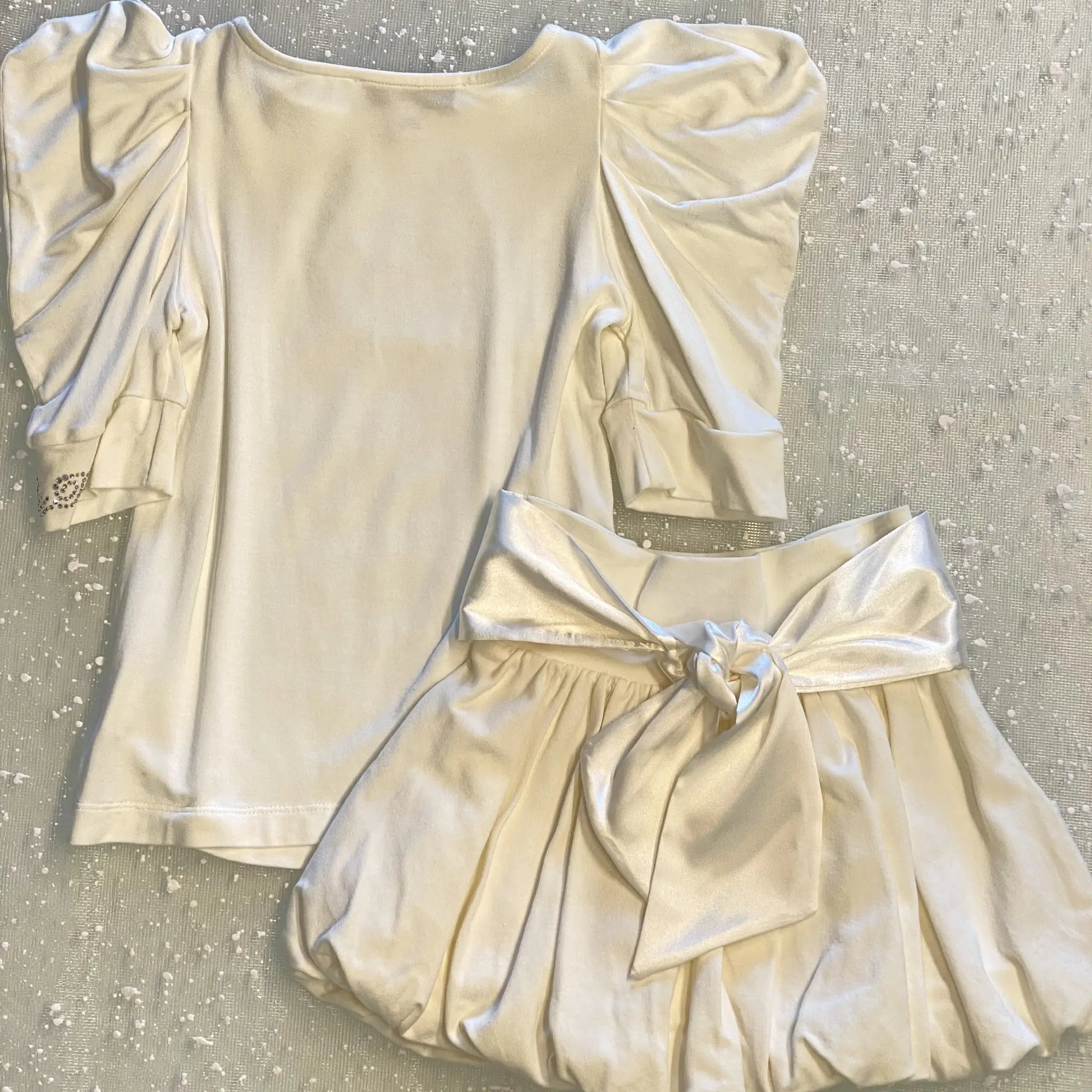Completo elegante estivo di colore bianco per bambina