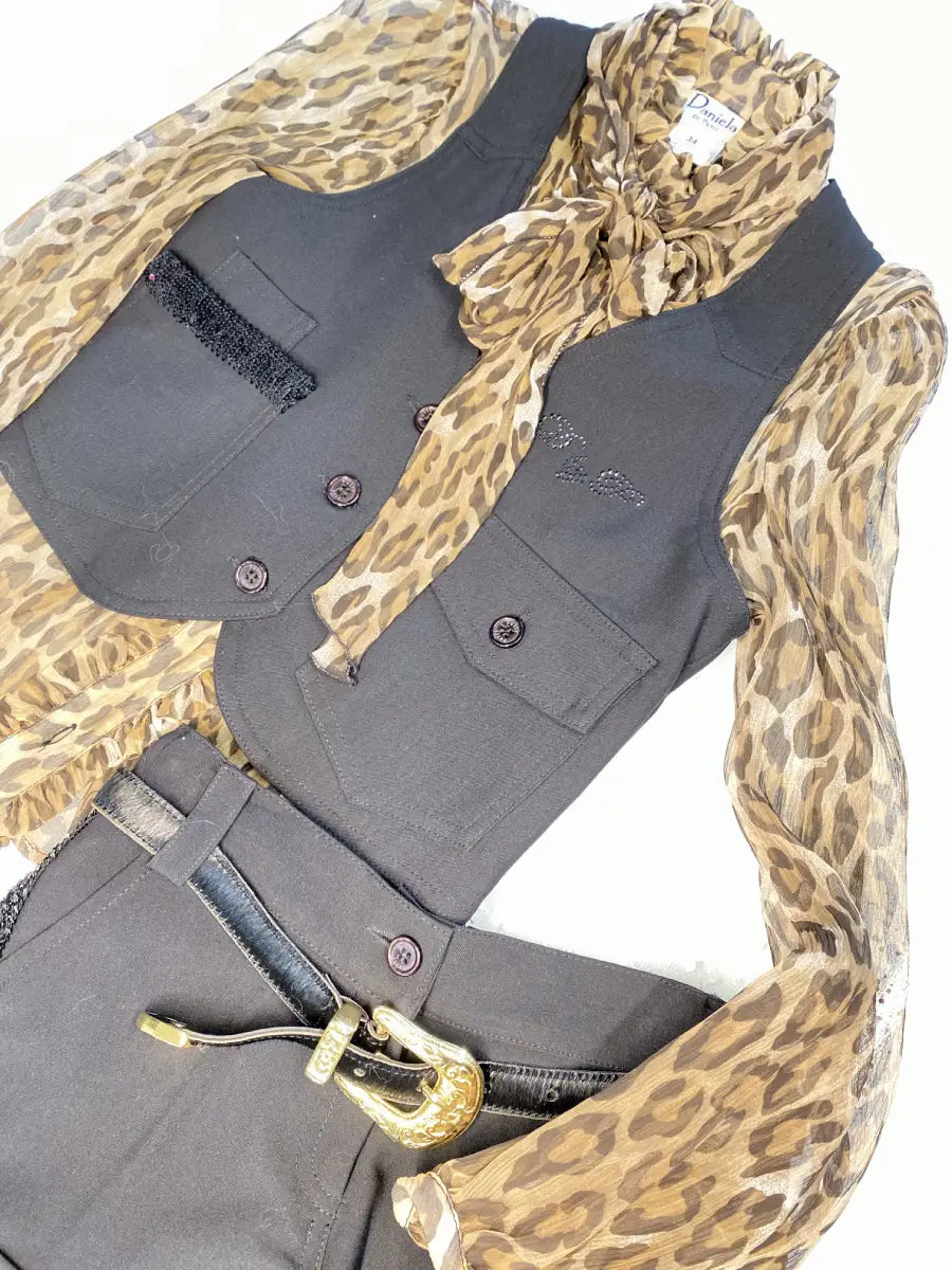 Completo elegante gilet, pantaloni corti e camicia
