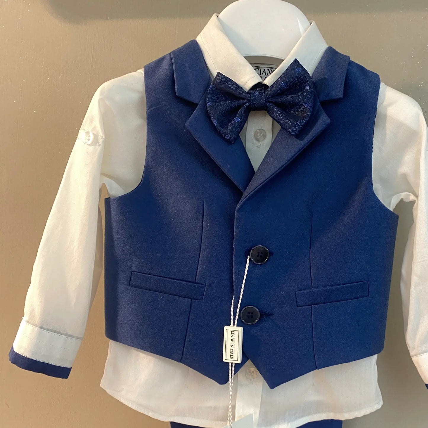 Completo elegante per neonato composto da gilet, camicia, cravattino e pantaloni Scontato