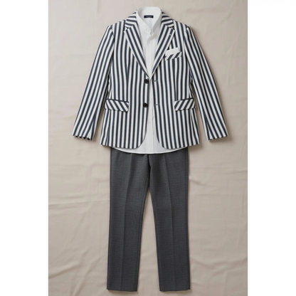 Completo con giacca a righe, camicia e pantaloni eleganti per ragazzo scontato