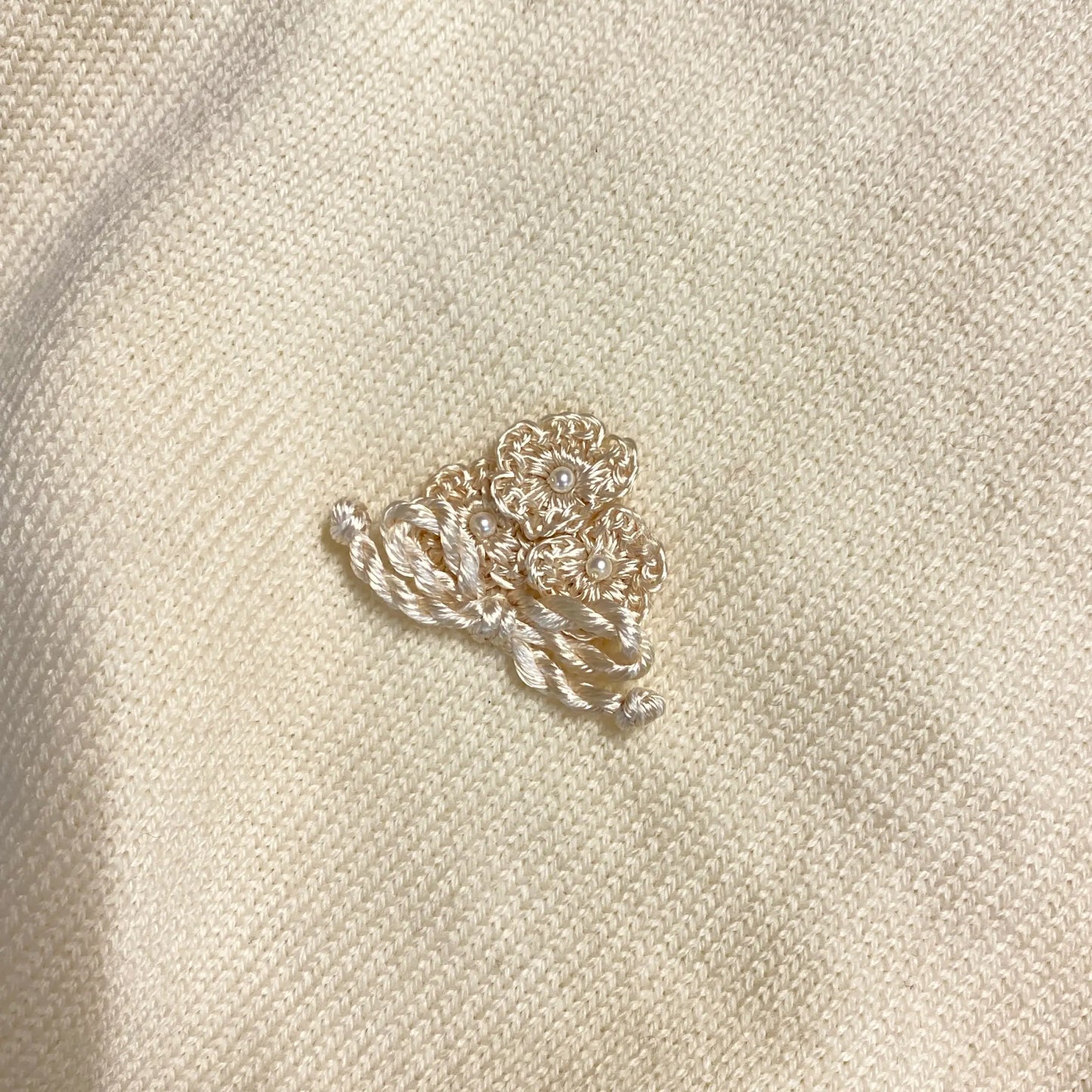 Copertina culla in lana lavorata color avorio 