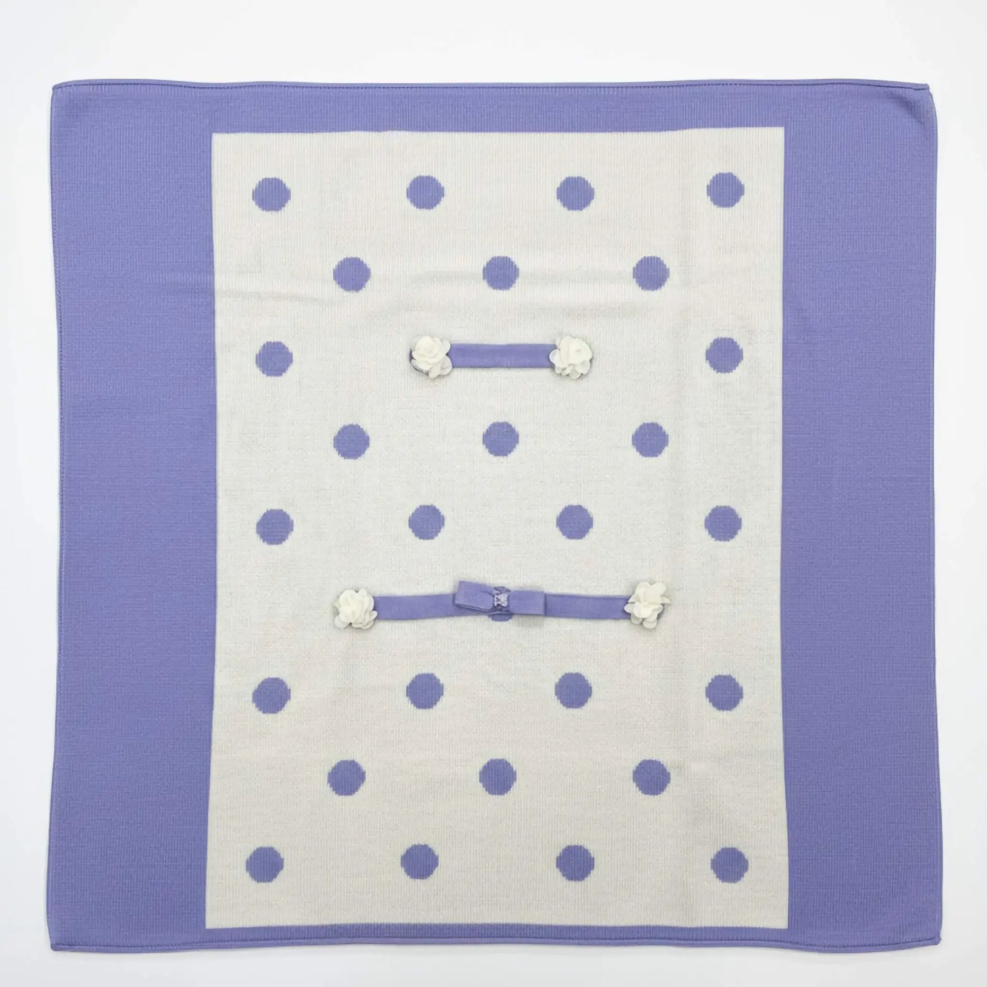 Copertina neonata quadrata in maglia doppiata panna e lilla con pois e rose applicate. in OUTLET