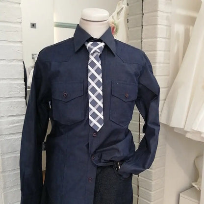 Cravatta bambino su camicia in jeans