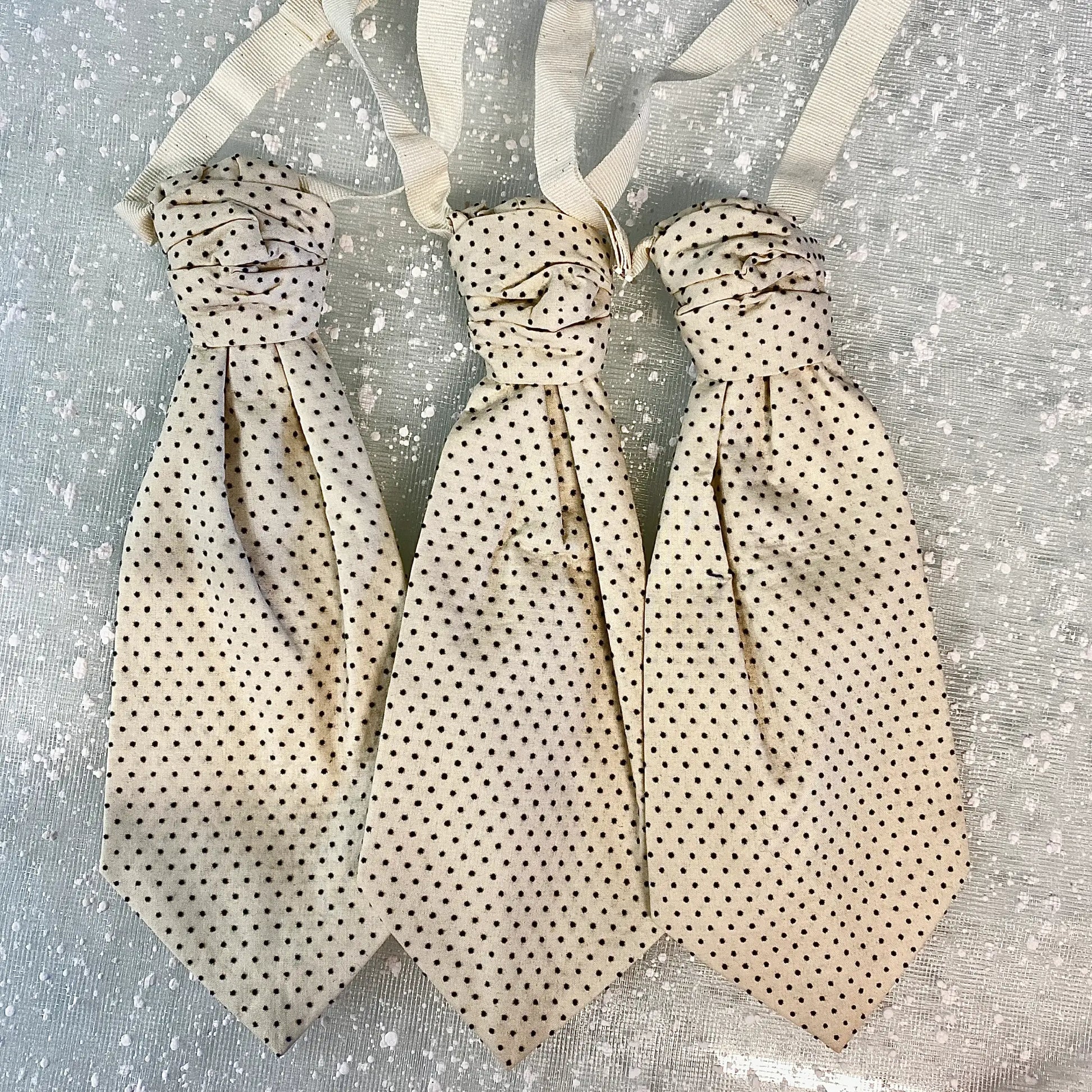 Cravattone da cerimonia pre annodato color panna con pois per bambino