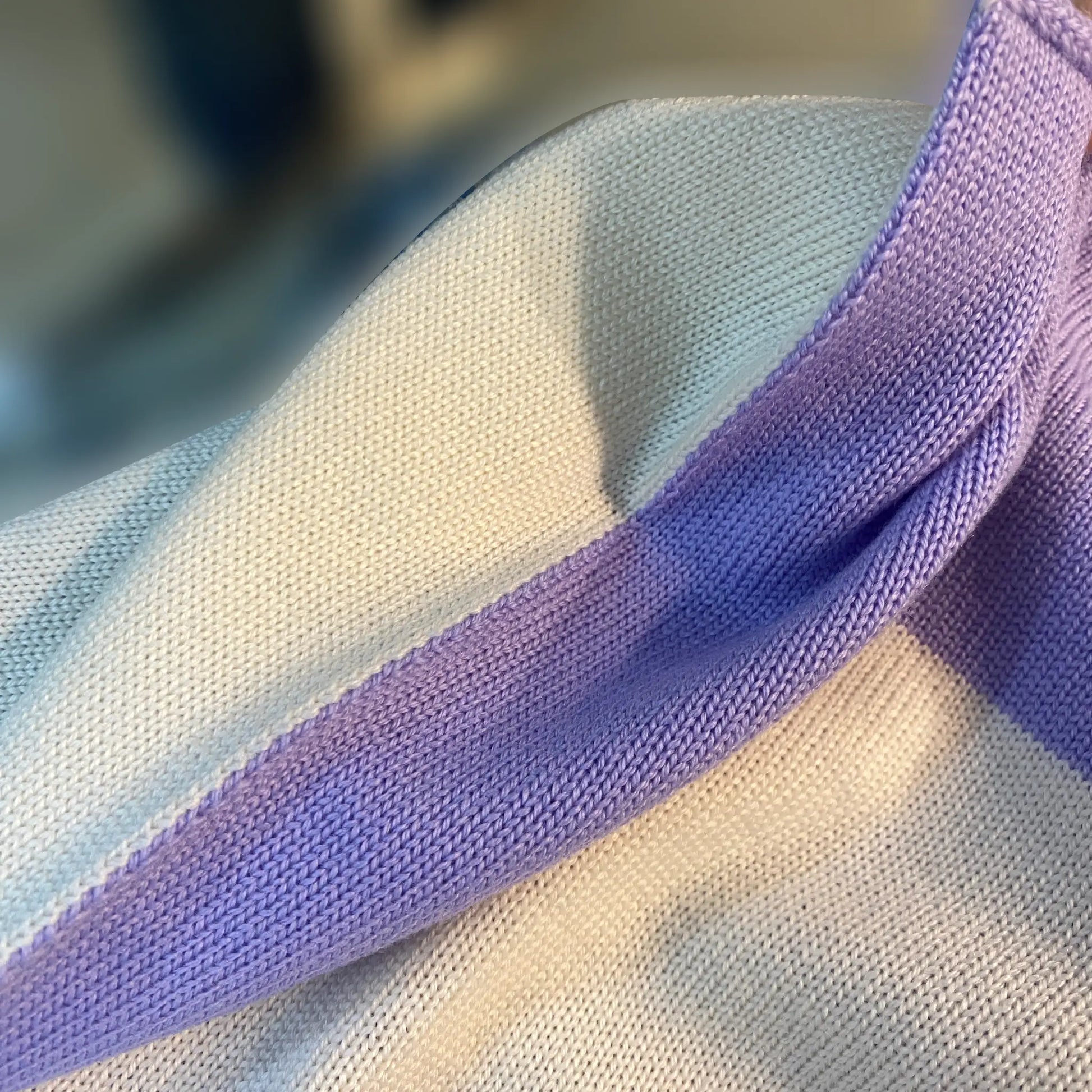 Dettaglio del tessuto doppiato della copertina neonata che mostra il doppio strato di maglia.