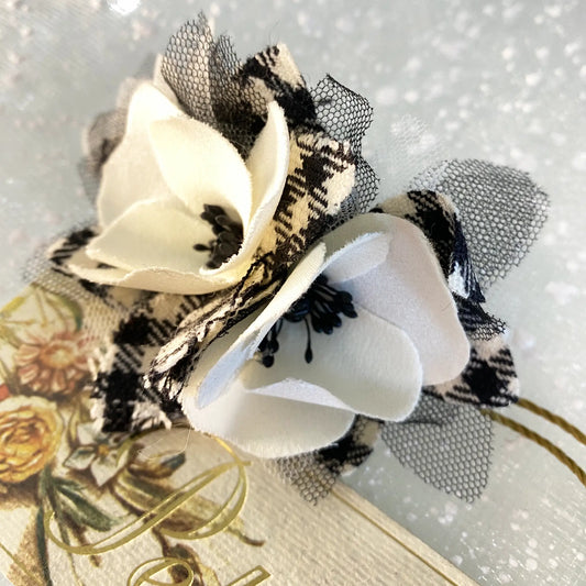Fermaglio con fiori bianchi e neri per bambina