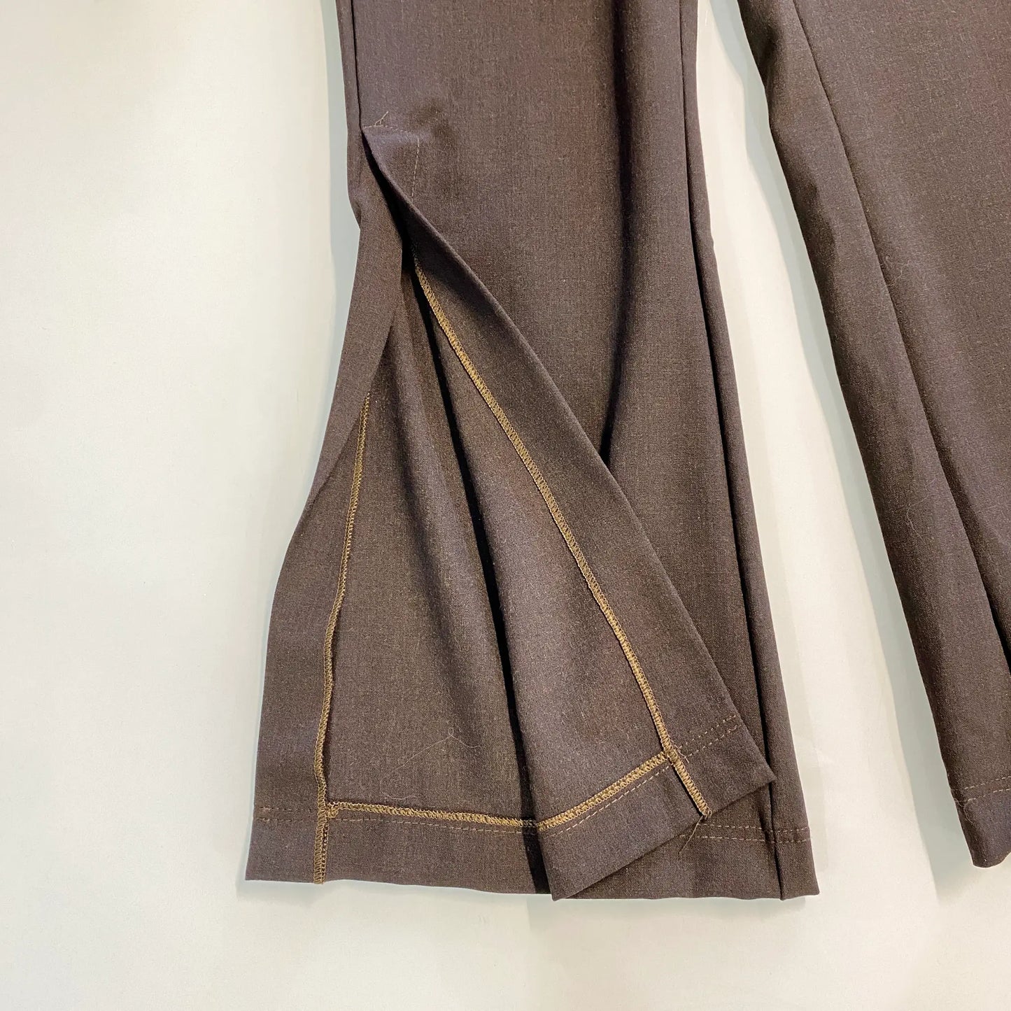 Pantaloni a zampa con spacchetti laterali